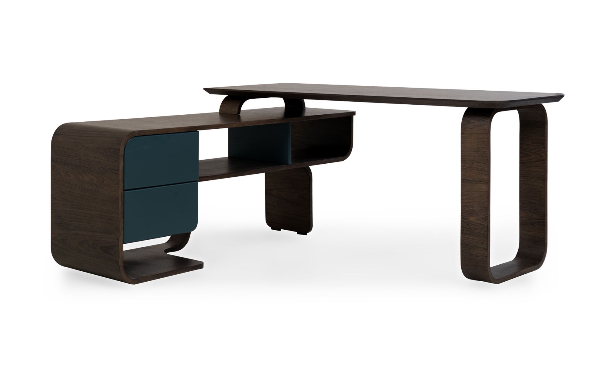 3,4 Escritorio Madrid en L Tapa Roble de Aristas visto en diagonal. Un diseƱo moderno y funcional con una superficie en forma de "L" con acabado en roble color Ceniza y cajones color Verde Natura.