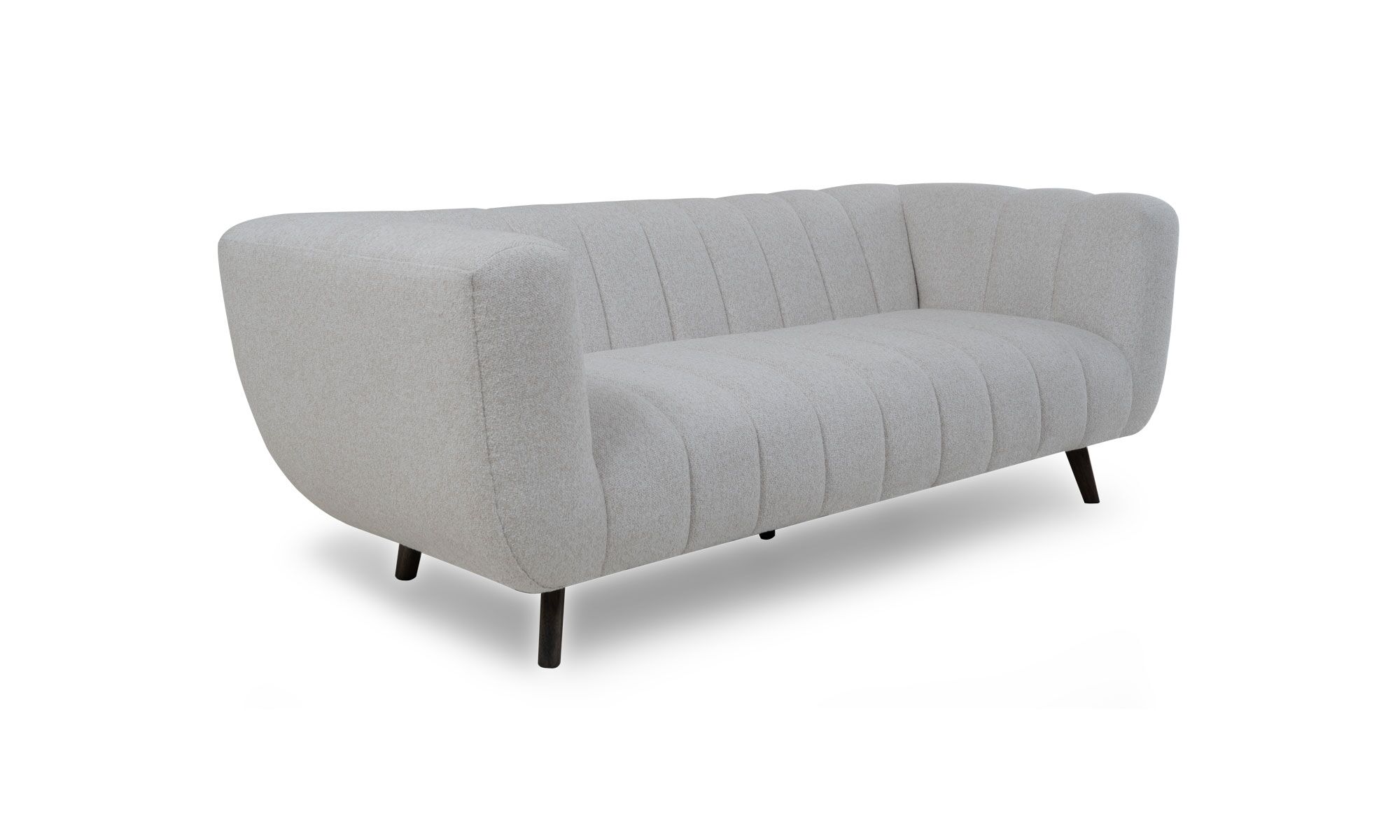 Sofa-julieta-palatino-marfil Sofá Julieta de la marca Aristas visto en diagonal. El diseño presenta una estructura robusta, líneas suaves y curvadas, con un espaldar que complementa su estilo clásico y refinado.