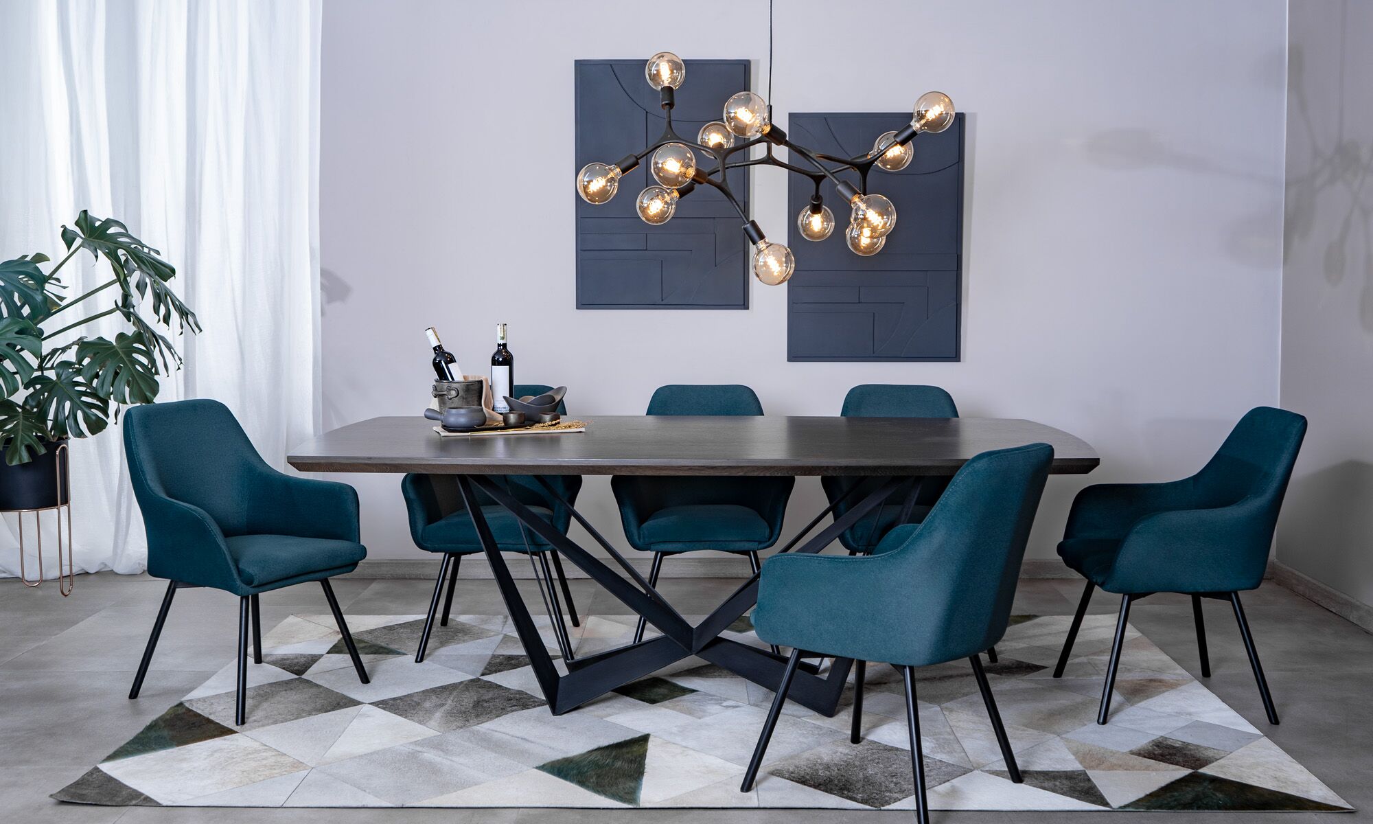 Comedor Versalles maěs sillas turin t_n Silla Comedor Turín P/N de la marca Aristas vista en perspectiva frontal. Presenta un diseño elegante, con un respaldo alto, ligeramente curvado y un acabado en tela suave.