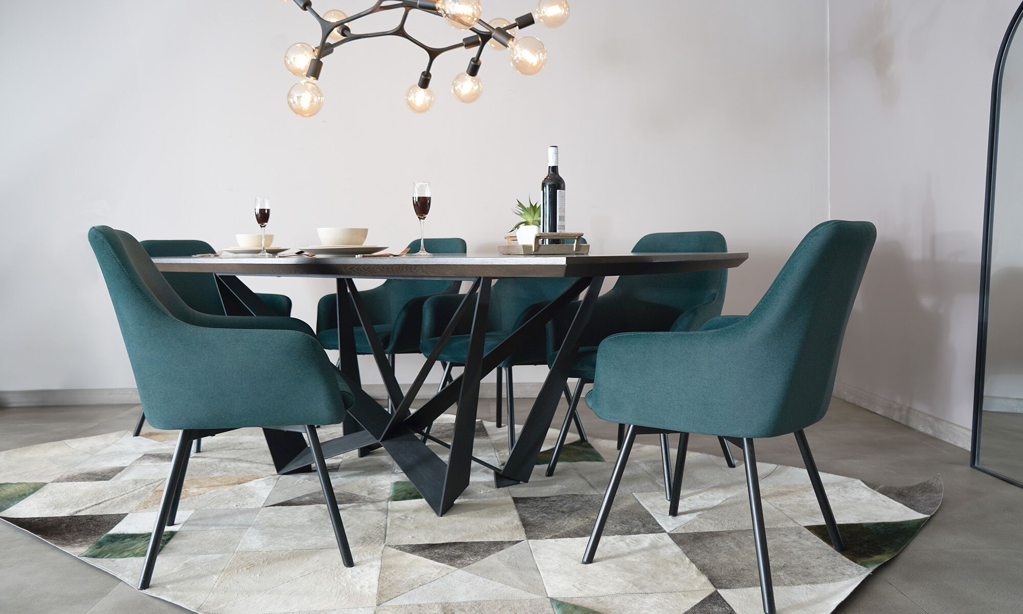 Comedor Versalles + Sillas Turin Mesa Comedor Versalles con 8 sillas Turín P/N de la marca Aristas vista en perspectiva diagonal. La mesa presenta un diseño con una superficie rectangular en madera, sostenida por una base metálica moderna. Las sillas Versalles, cuentan con respaldos curvos y asientos acolchados.