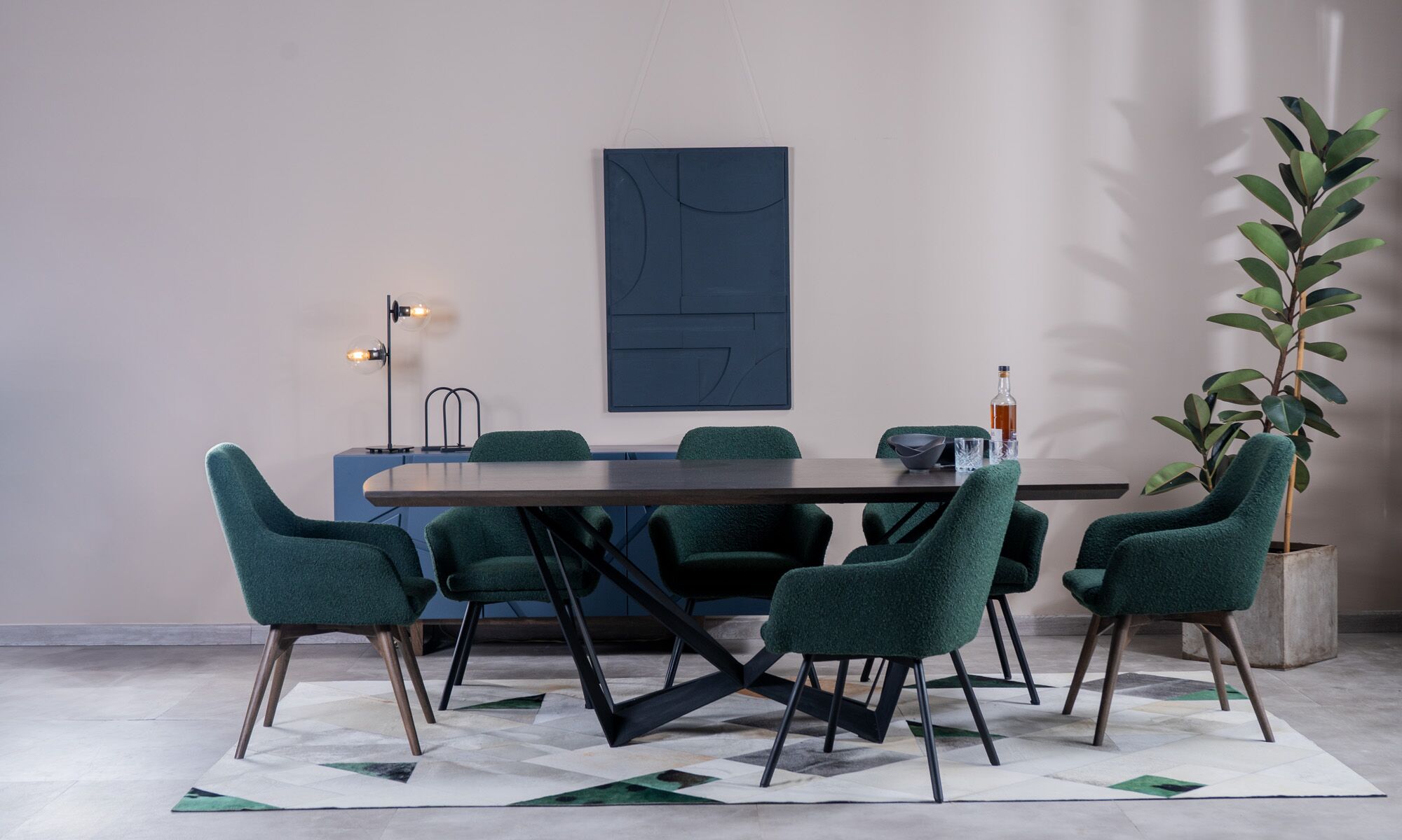 Comedor Versalles + silla turin Mesa Comedor Versalles con 8 sillas Turín P/N de la marca Aristas vista en perspectiva frontal. La mesa presenta un diseño con una superficie rectangular, bordes lisos y patas robustas. Las sillas cuentan con respaldos altos, asientos acolchados y patas rectas.