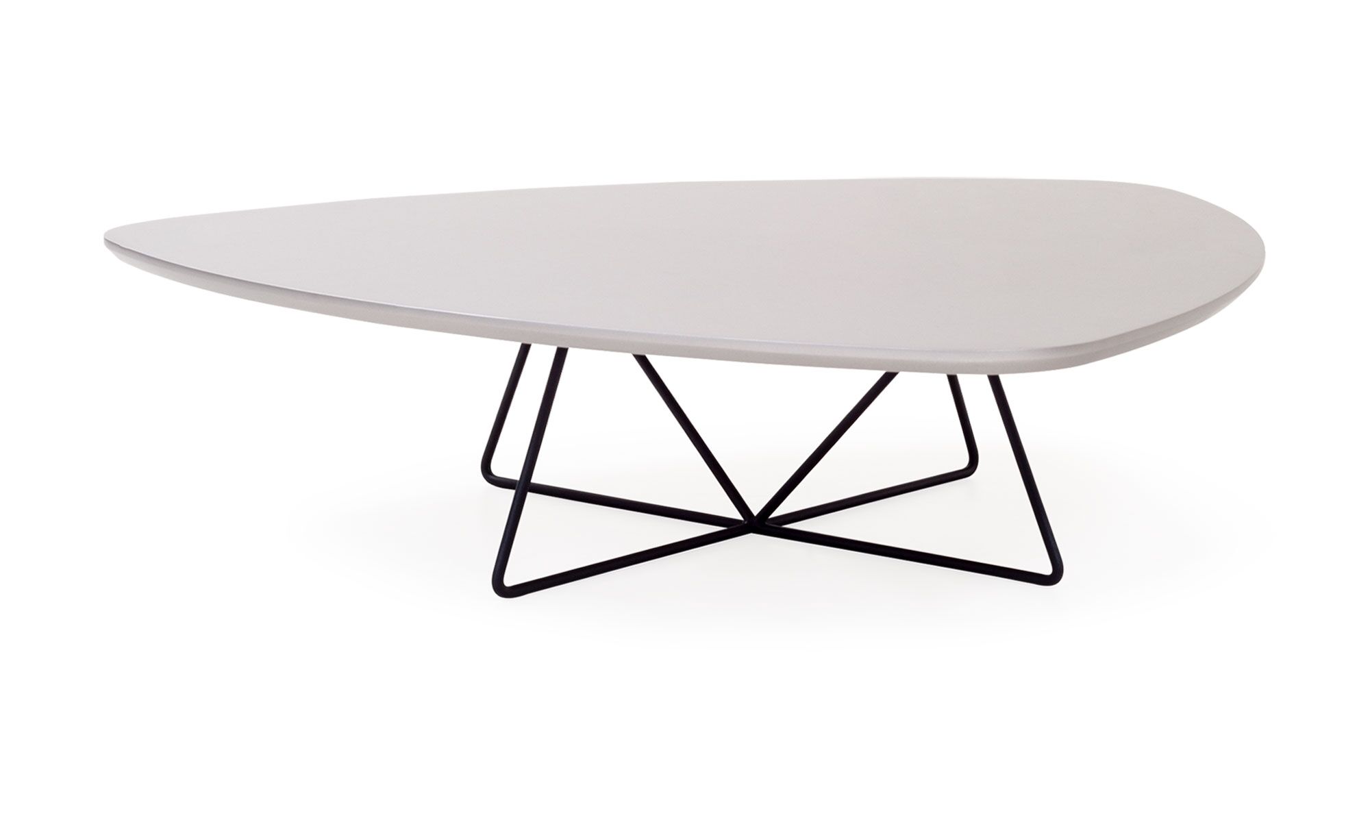 1.MESA-CENTRO-BOOM-MADERA-MOUSE Mesa de Centro Bonn Sólido de la marca Aristas, vista en perspectiva frontal. Un diseño moderno y minimalista de líneas curvas, con una superficie amplia en madera Blanca, sostenida por una base metálica geométrica.