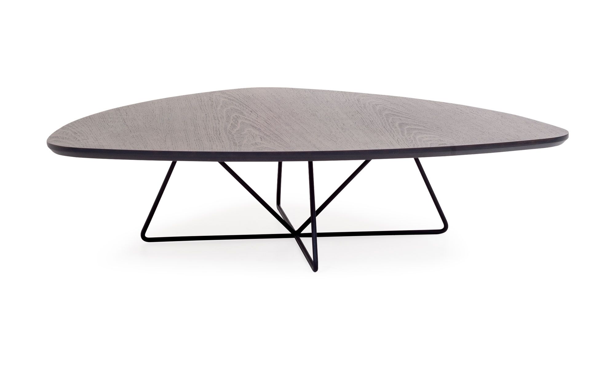 2.MESA-CENTRO-BOOM-MADERA-CENIZA Mesa de Centro Bonn de la marca Aristas, vista frontal. Presenta una superficie amplia en madera con acabado natural, sostenida por una base baja y de líneas delgadas en metal, que le dan un toque contemporáneo.