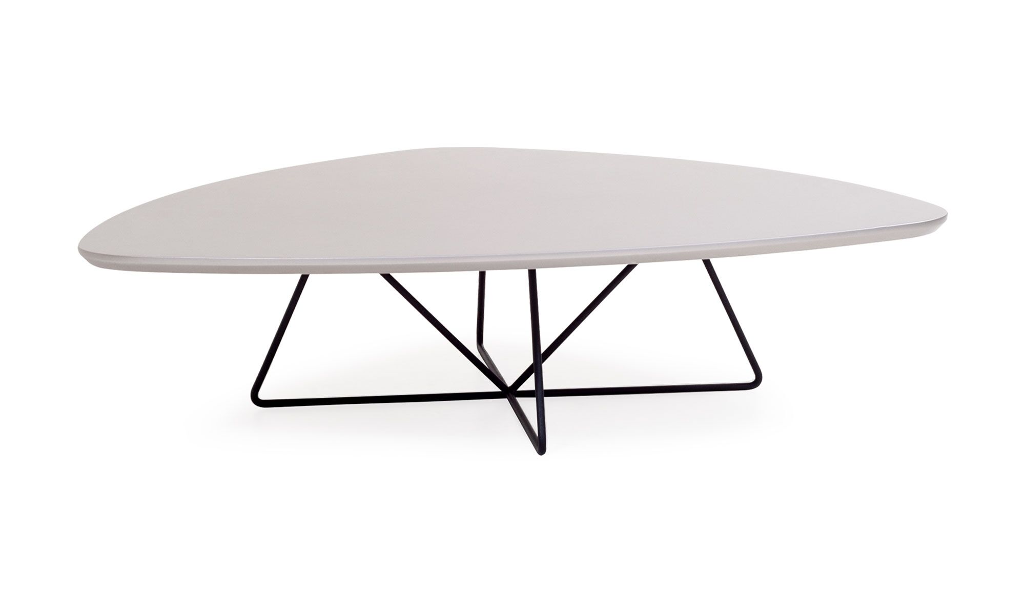 2.MESA-CENTRO-BOOM-MADERA-MOUSE Mesa de Centro Bonn Sólido de la marca Aristas, vista en perspectiva frontal. Un diseño moderno y minimalista de líneas curvas en madera blanca, sostenida por una base metálica geométrica, que añade un toque contemporáneo. Su acabado en tonos neutros y su superficie amplia la convierten en una pieza funcional y elegante.