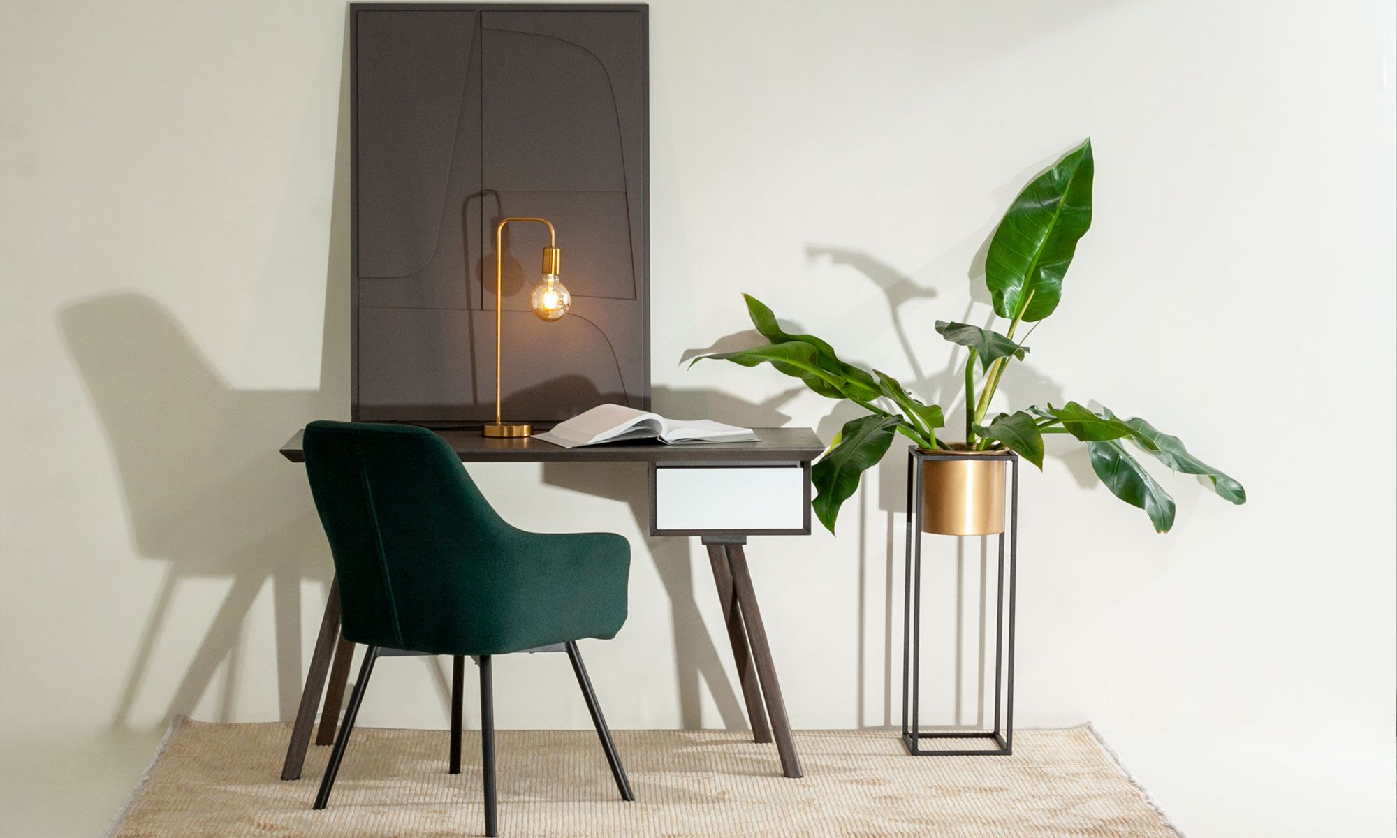 3 Escritorio Xenia de la marca Aristas, visto en perspectiva frontal. Un diseño moderno y elegante en madera color Ceniza, con una superficie amplia y patas largas.