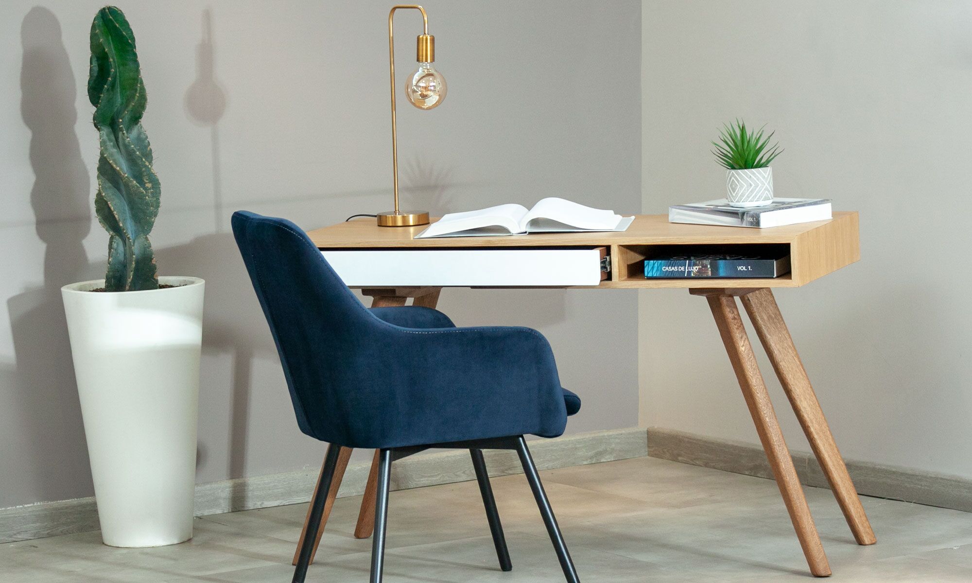 4 Escritorio Dublin de la marca Aristas, visto en perspectiva frontal. Un diseño elegante en roble europeo, con una superficie rectangular plana, cajón integrado y patas robustas en madera color Escandinavo.