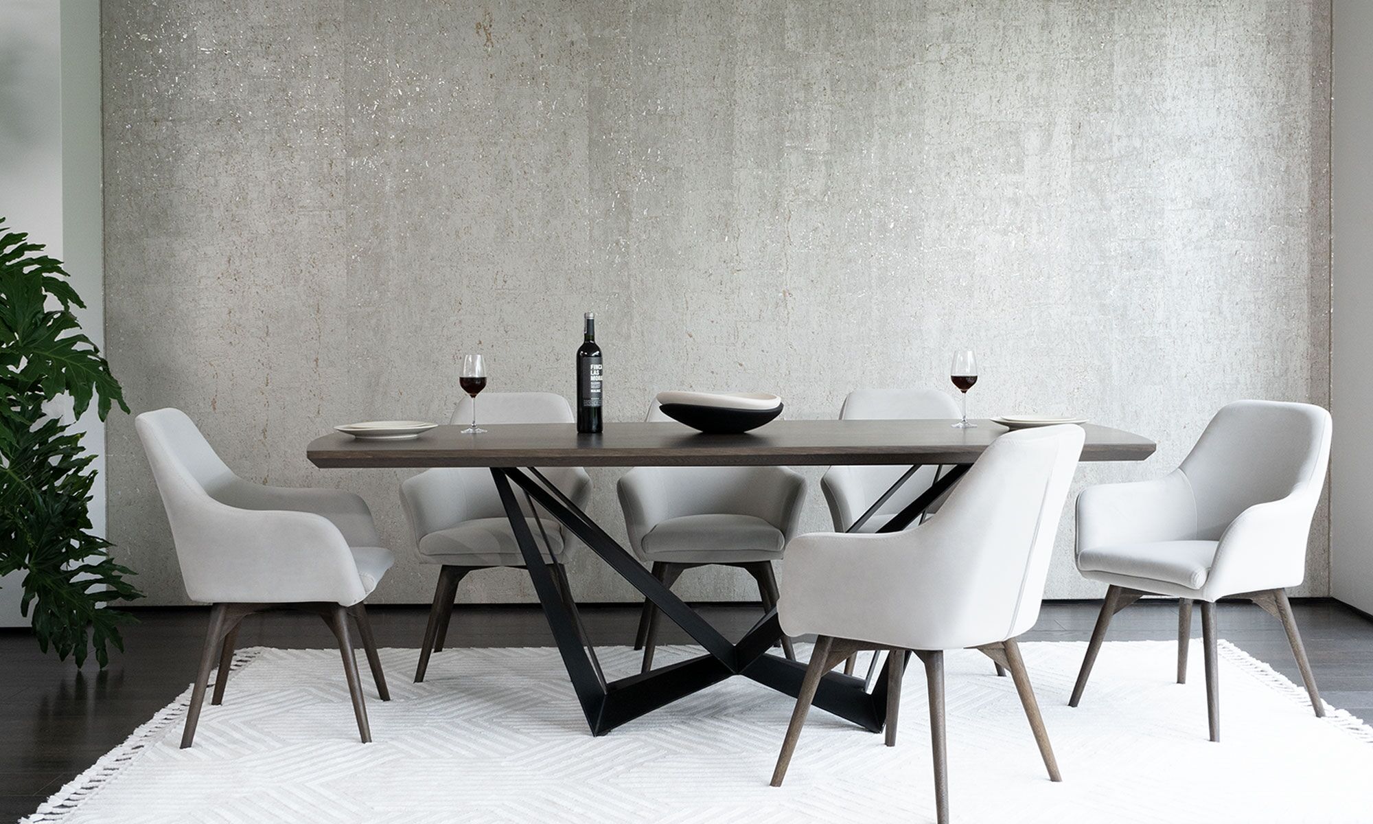 comedor-versalles-Ambiente Mesa Comedor Versalles con 8 sillas Turín P/N de la marca Aristas vista en perspectiva frontal. La mesa presenta un diseño con una superficie rectangular, bordes lisos y una base moderna. Las sillas cuentan con respaldos altos y curvos, asientos acolchados y patas rectas.