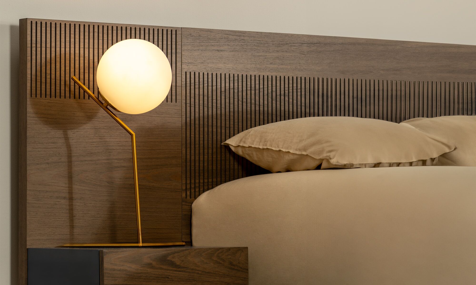 Cama Marsella Ares-1 Cama Marsella Ares Integrada de la marca Aristas vista en detalle. La cama presenta un diseño moderno y minimalista con un cabecero amplio, integrado de líneas rectas en roble europeo.