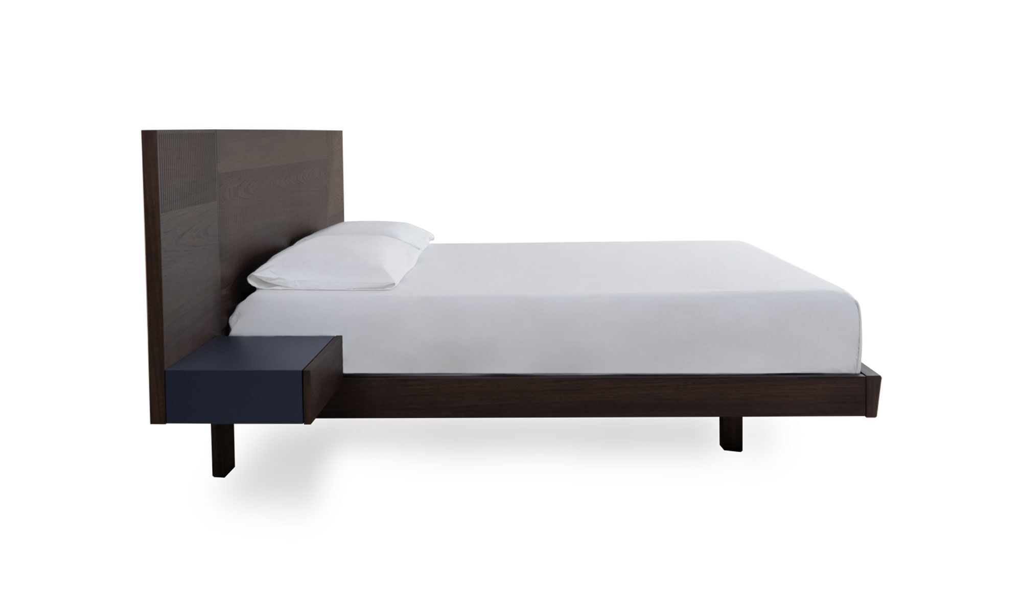 lado Cama Marsella Ares Integrada de la marca Aristas vista en perspectiva lateral. La cama presenta un diseño moderno y minimalista con un cabecero amplio, integrado de líneas rectas en roble europeo.