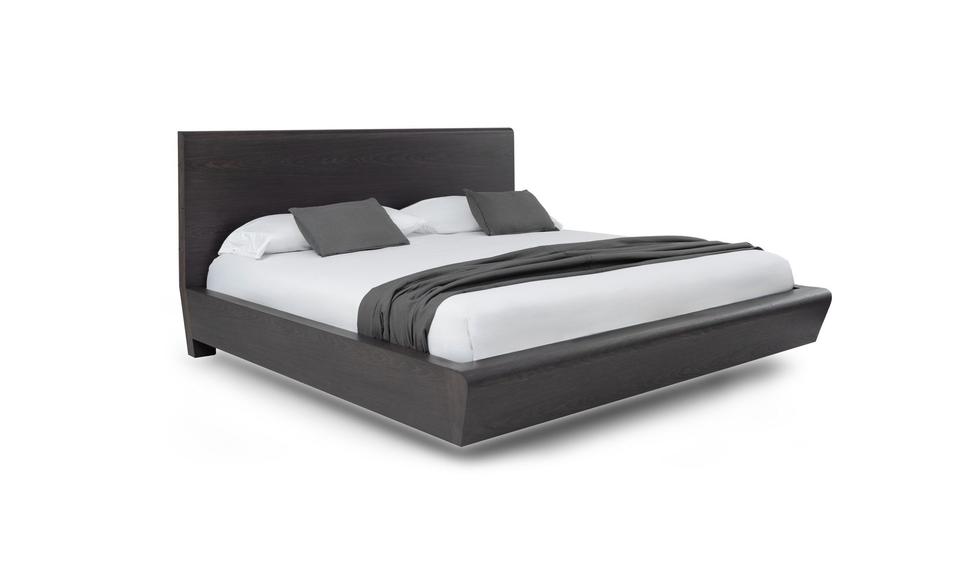 3-4 NEBRASKA Vista diagonal de la Cama Nebraska de la marca Aristas. Destaca por su estructura robusta en madera, con un cabecero alto y amplio, y, su base robusta de líneas rectas.