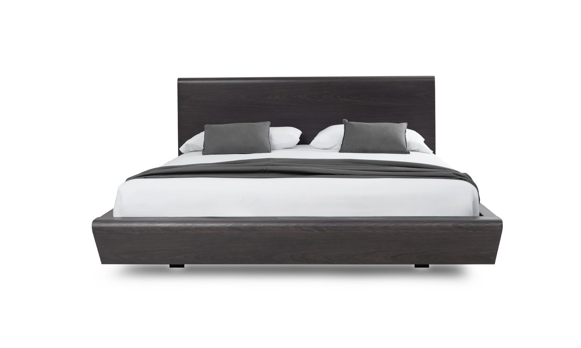 frente NEBRASKA Vista frontal de la Cama Nebraska de la marca Aristas. Un diseño elegante y moderno en madera color Ceniza, con un cabecero amplio y una base robusta de líneas rectas.