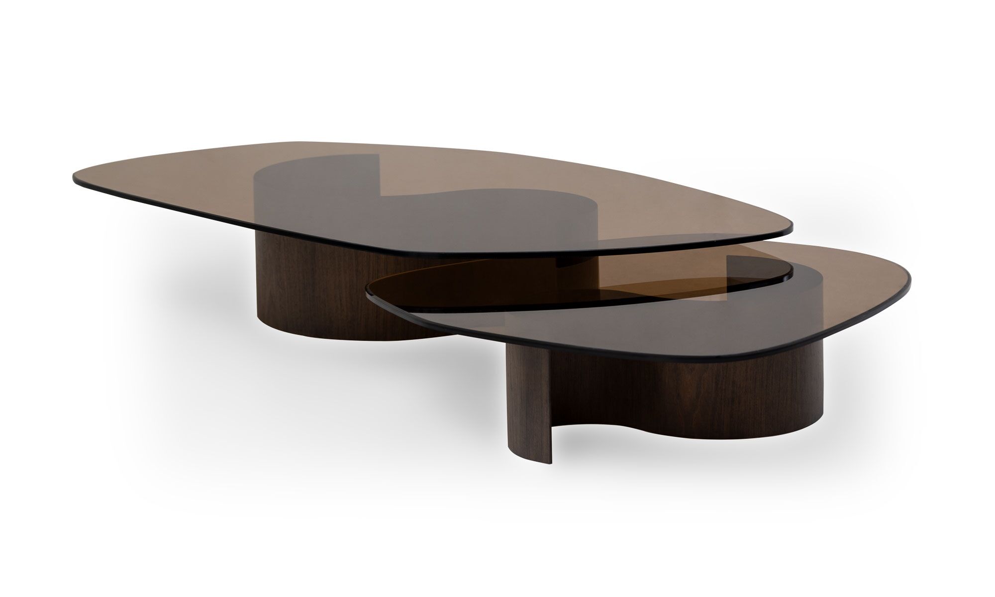 3,4 (3) Mesa Centro Madrid Vidrio X2 de Aristas vista diagonal. Este conjunto presenta un diseño moderno con tapas en vidrio. Las estructuras están formadas por bases en madera color Chocolate, creando un contraste elegante con las superficies de vidrio.