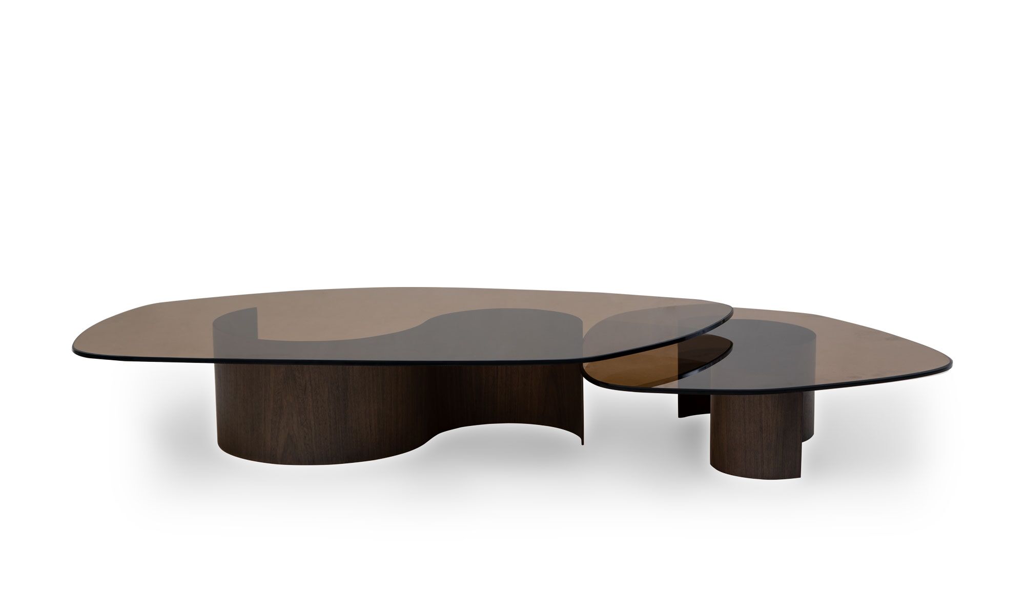 lado (1) Mesa Centro Madrid Vidrio X2 de Aristas vista frontal. Este conjunto presenta un diseño moderno con superficies en vidrio y bases con forma de S en madera color Chocolate.