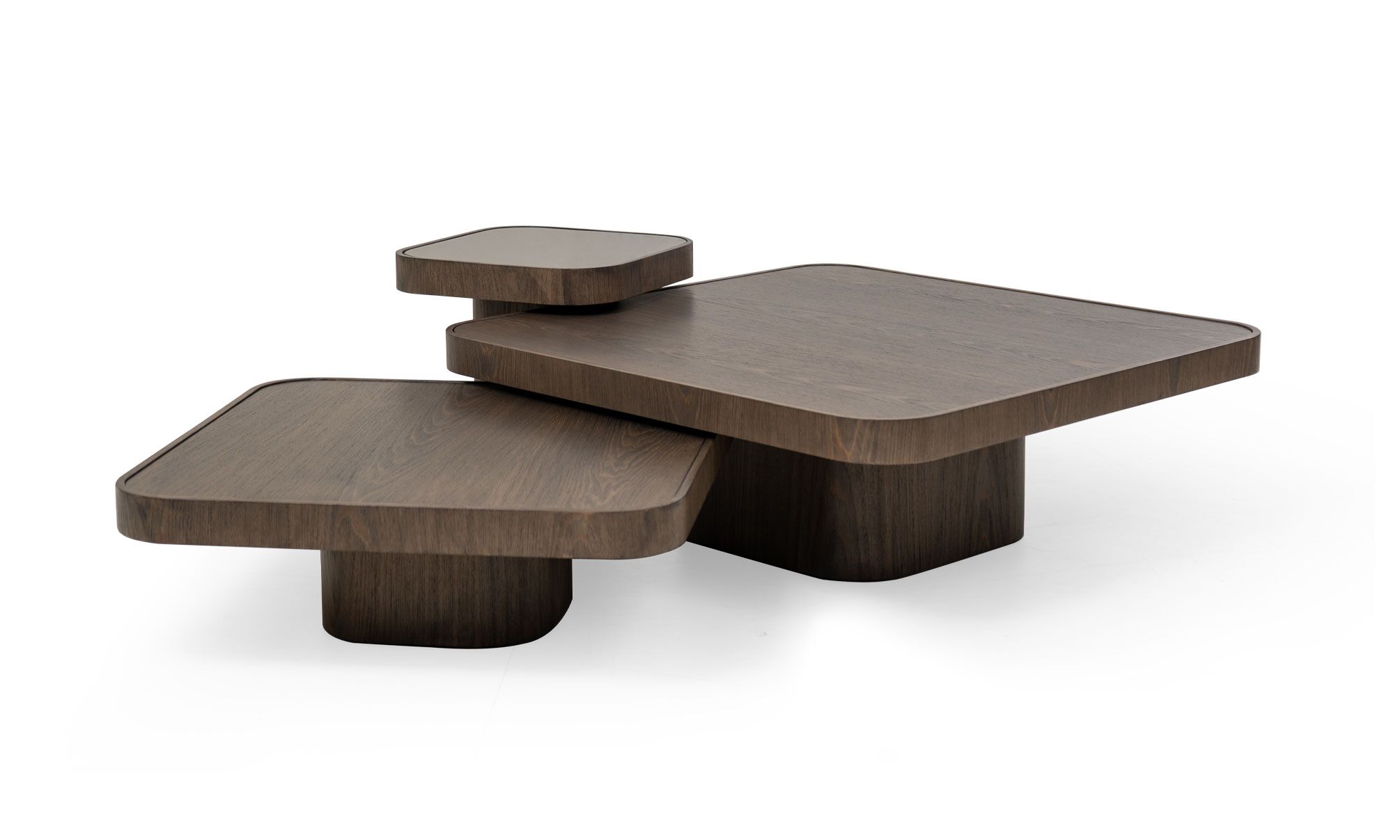 3,4 roma Vista diagonal del Juego de Mesa Centro Roma de la marca Aristas. Diseños elegantes y versátiles de líneas curvas, con superficies en madera color Olmo y bases robustas.