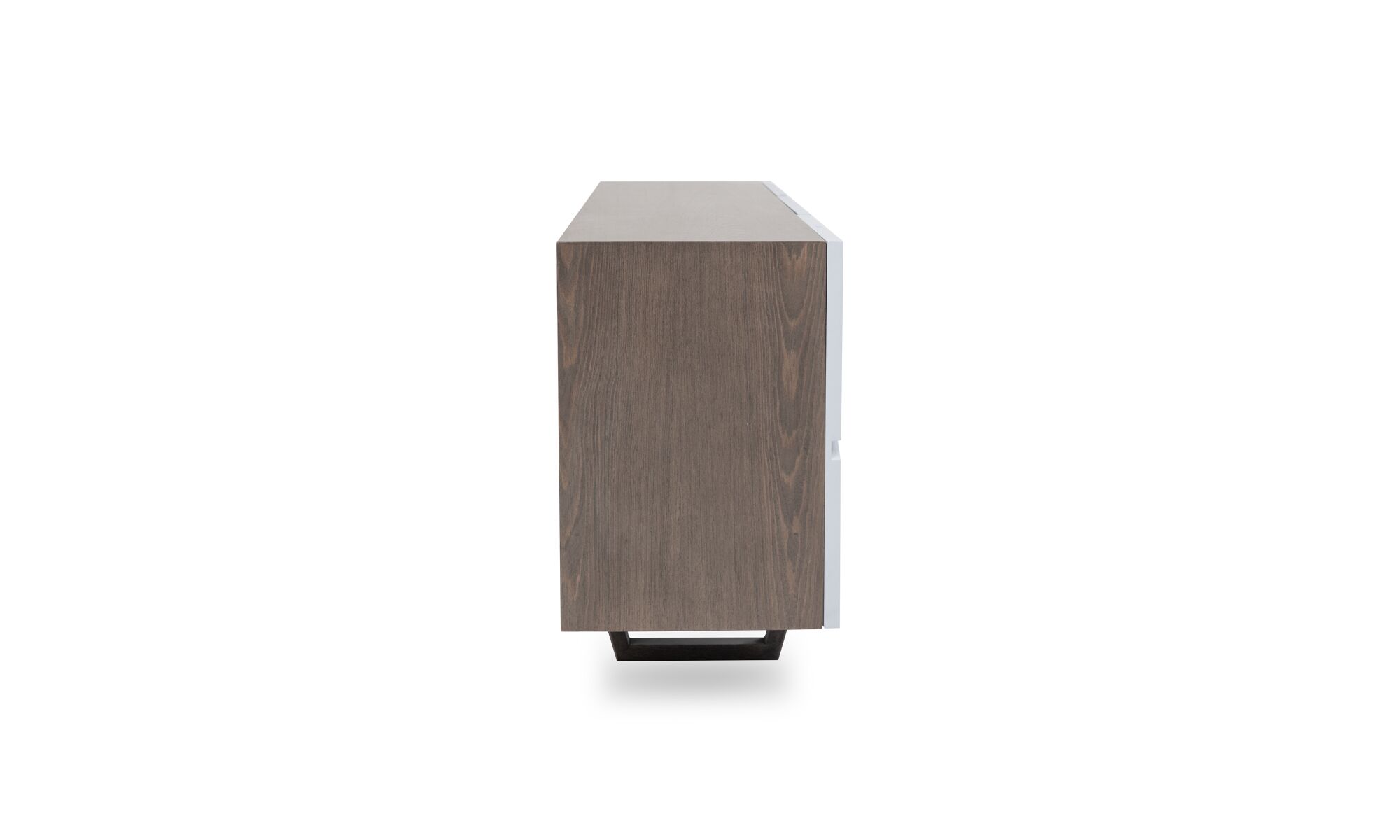 lado Vista lateral del Aparador Osaka Roble + Cava de Aristas. Presenta un diseño contemporáneo y elegante en madera color Olmo. Cuenta con puertas lisas sin tiradores visibles y en la parte inferior, incorpora una cava para almacenar botellas.