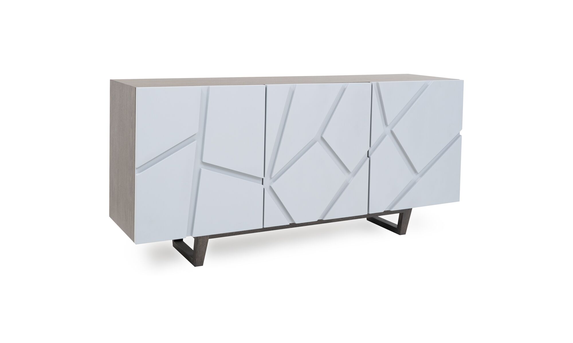 lado-cerrado Vista diagonal del Aparador Osaka Roble + Cava de Aristas. Este aparador destaca por su diseño contemporáneo en roble europeo. Cuenta con puertas lisas sin tiradores visibles de color Duco Mate Blanco y patas discretas en madera color Ceniza.