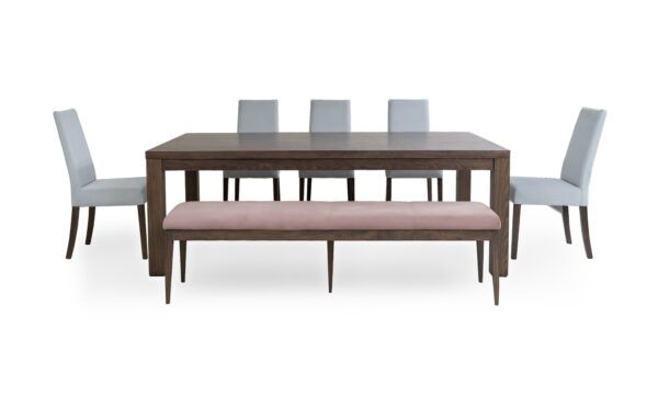 Vista frontal de la mesa comedor New Parson con 5 sillas Matiz y una banca Licht de Aristas. La mesa tiene un diseño rectangular con líneas modernas y acabados suaves, ofreciendo un estilo contemporáneo. Las sillas Matiz presentan un diseño elegante, con respaldo ligeramente inclinado, y La banca Licht complementa el conjunto, brindando versatilidad y espacio adicional.