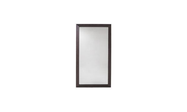 Espejo Mateus de la marca Aristas, visto en perspectiva diagonal. Presenta un diseño rectangular elegante, que cuenta con un marco recto en madera color Chocolate.