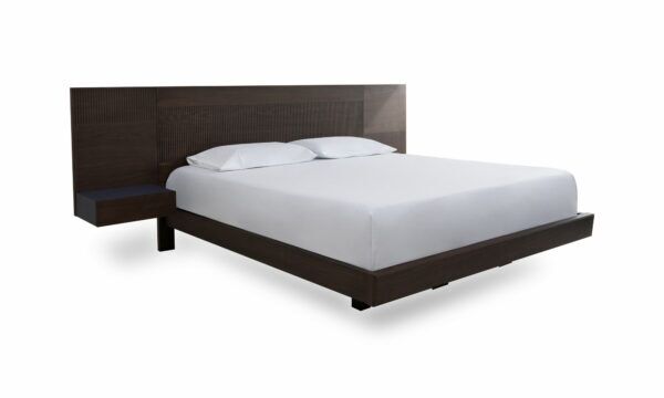 Cama Marsella Ares Integrada de la marca Aristas vista en diagonal. La cama presenta un diseño moderno y minimalista con un cabecero amplio en roble europeo y cajones.