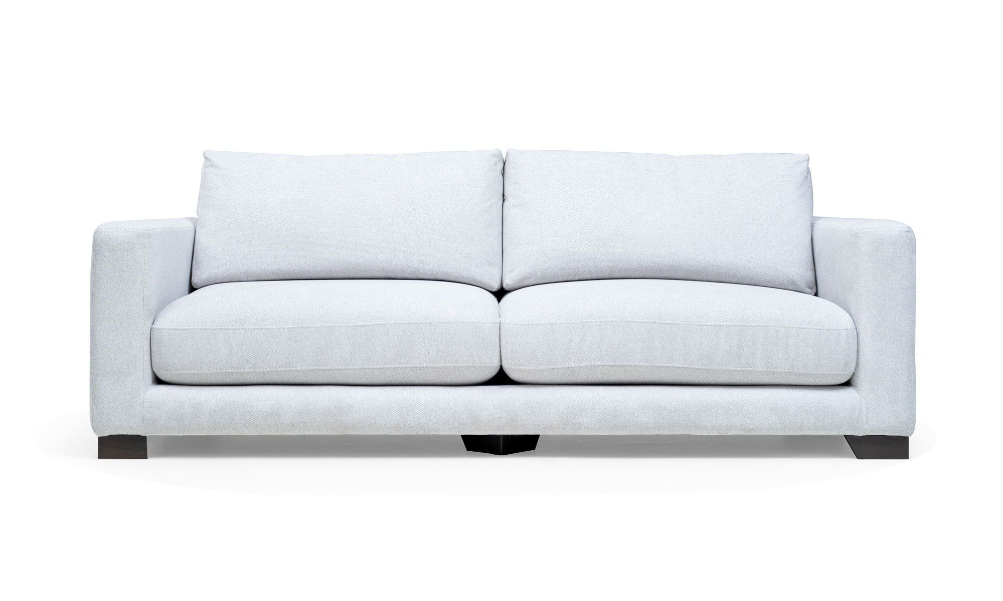 Sofa-new-belt-3-puestos Sofá New Belt Plumas de la marca Aristas visto en perspectiva frontal. Un diseño elegante de líneas rectas, con cojines amplios y un acabado en tela suave.