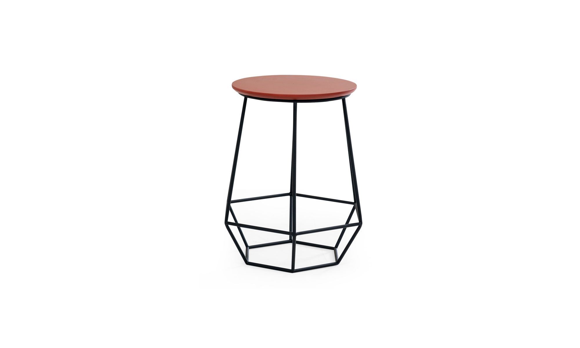Mesa Aux Hexa Roja Vista frontal de la Mesa Auxiliar Hexa Sólido de Aristas. Un diseño contemporáneo con un tablero circular y liso, sostenido por una base metálica hexagonal, que le otorga un estilo moderno.