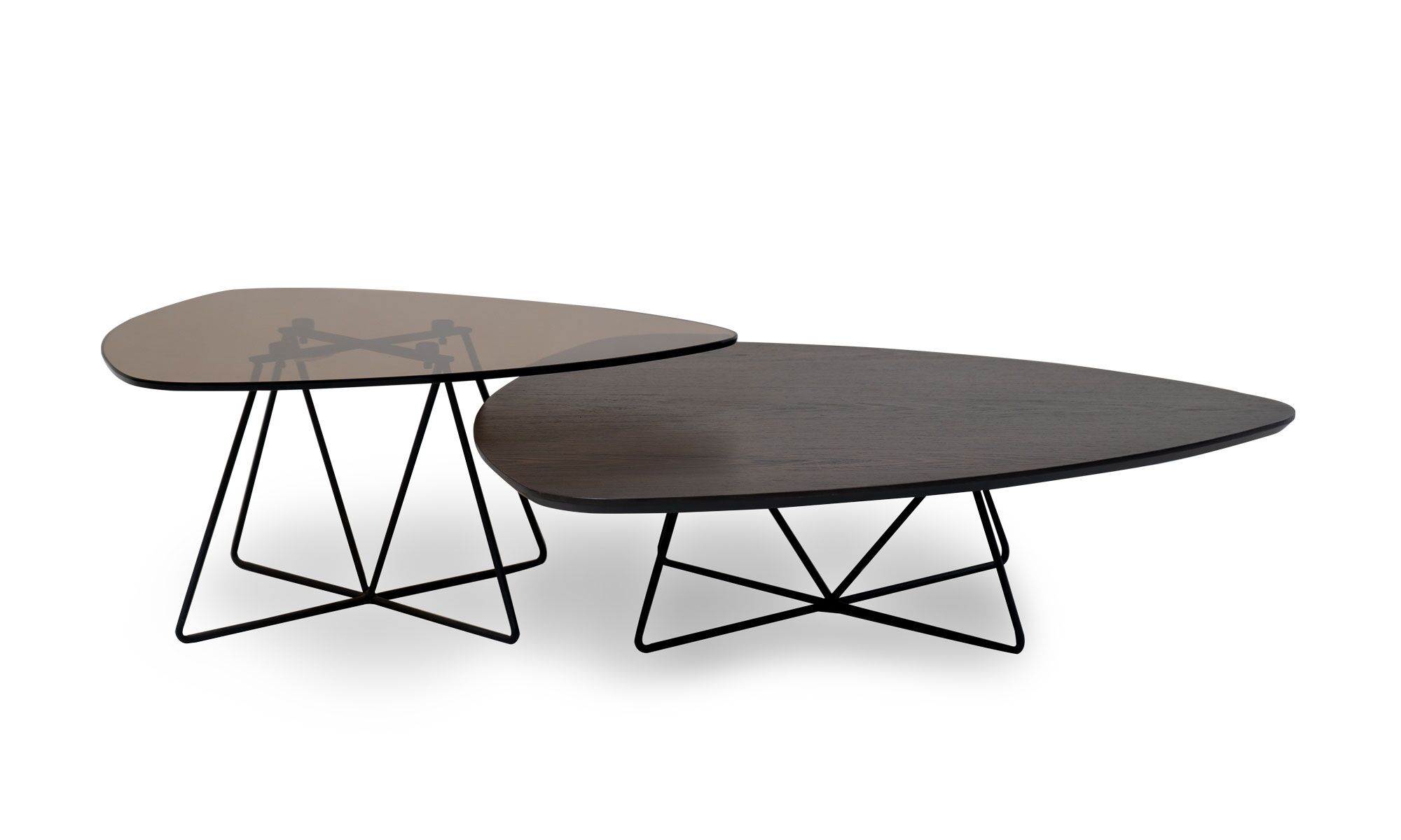lado Vista lateral de las Mesas de Centro Boon Vidrio Madera x2 de Aristas. Este conjunto combina un diseño moderno y elegante en vidrio y roble europeo. Una mesa tiene una tapa de vidrio oscuro, y la otra presenta una superficie en madera color Ceniza. Ambas sostenidas por patas delgadas y metálicas que les dan un toque contemporáneo.