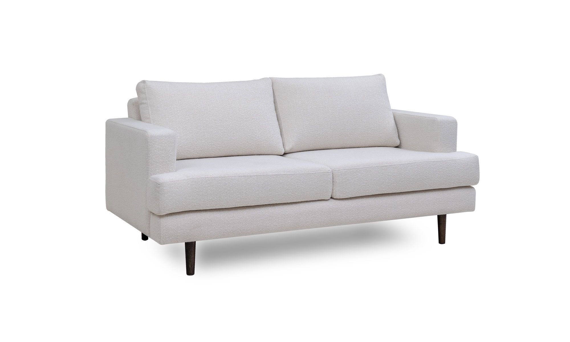 3,4 antonella Vista diagonal del Sofá Antonella de la marca Aristas. Un diseño moderno, que presenta cojines acolchados, tapizado suave y patas en madera color Chocolate.