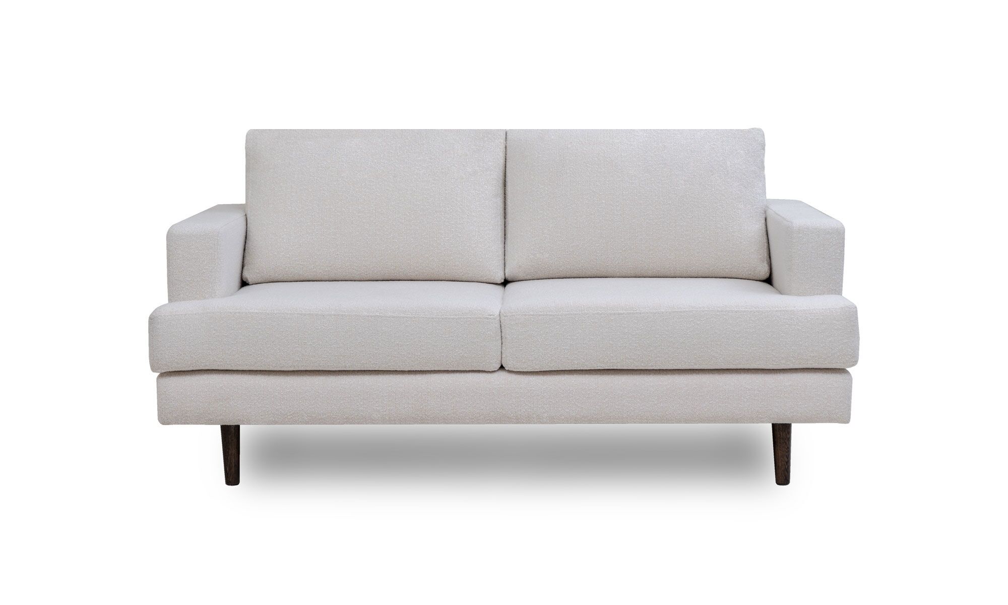 frente antonella Vista frontal del Sofá Antonella de la marca Aristas. Un diseño sofisticado de líneas elegantes, con cojines acolchados y un acabado en tela suave.