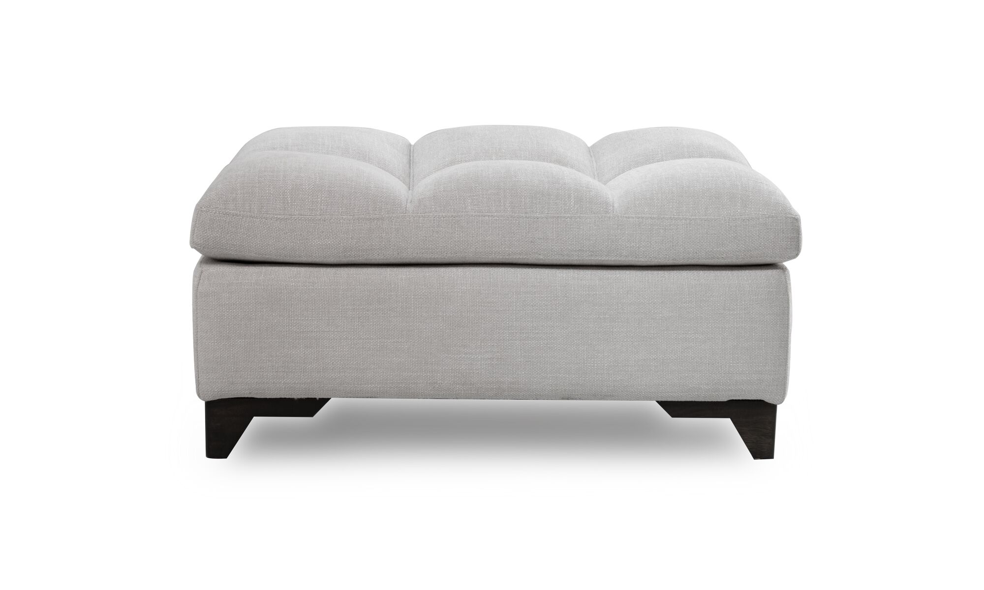 lado (3) Puff Vitaro Plus de la marca Aristas, visto en perspectiva frontal. Un diseño moderno y minimalista, con una estructura rectangular, y patas en madera color Chocolate.