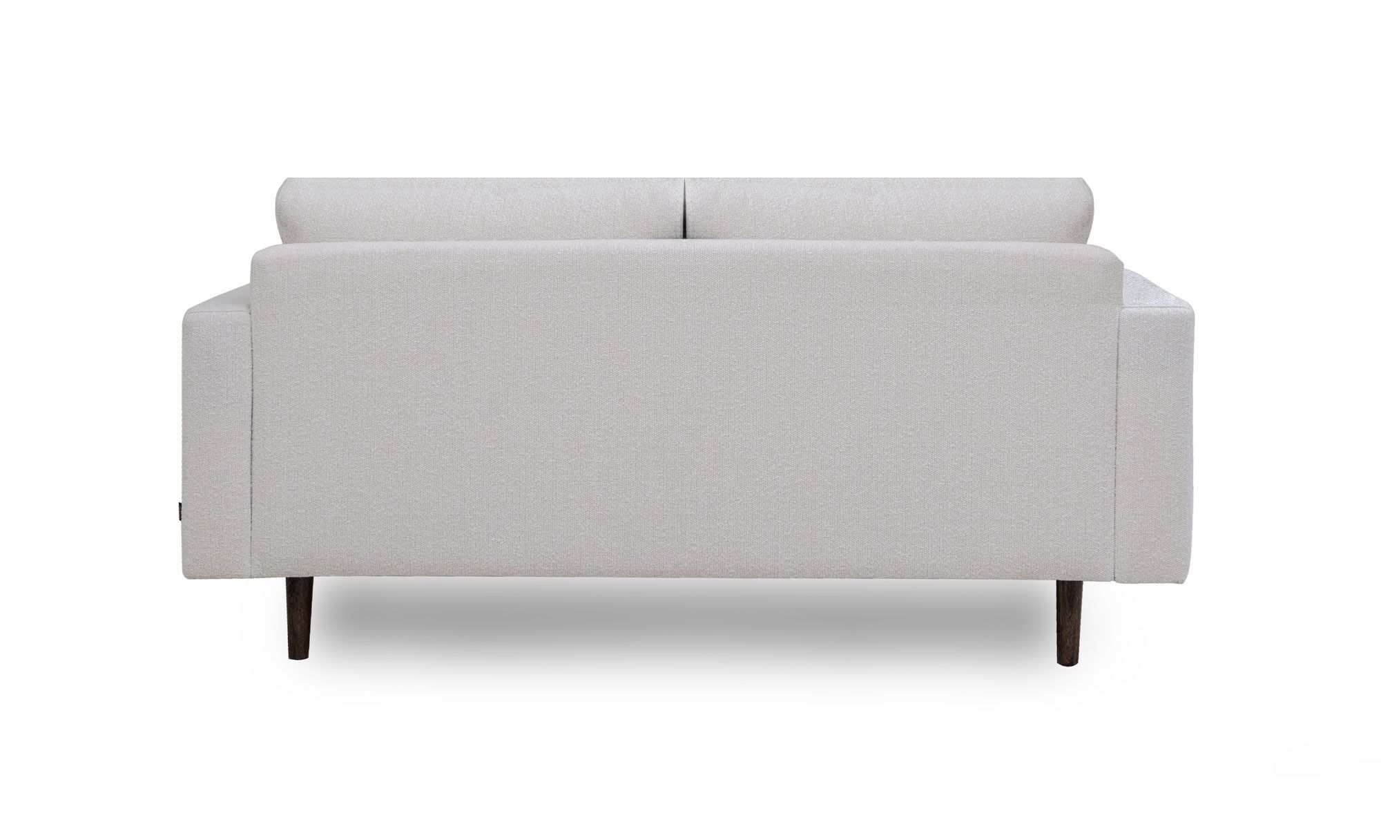 parte-trasera antonella Vista posterior del Sofá Antonella de la marca Aristas. Este sofá destaca por su diseño sofisticado, con un tapizado suave y elegante. Tiene cojines acolchados y patas estilizadas en madera que le añaden un toque contemporáneo al conjunto.