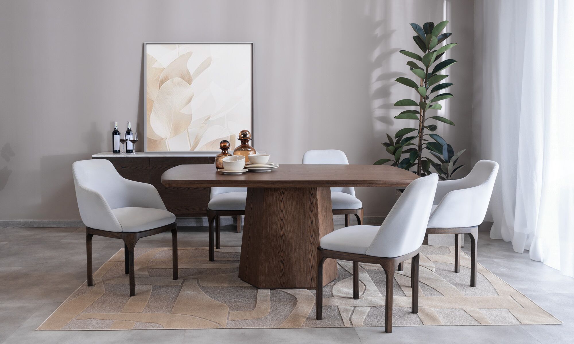 Comedor milano + sillas lisboa Silla Comedor Lisboa de Aristas vista en perspectiva diagonal. Un diseño elegante, con un tapizado en tela suave y patas rectas en madera color Chocolate.