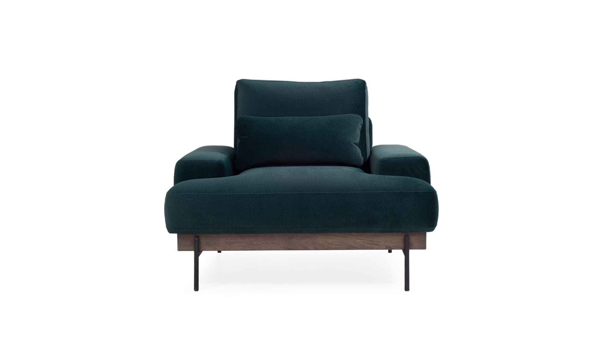 1.Poltrona-Maia-Budapest-Verde Vista frontal de la Poltrona Maia de la marca Aristas. Presenta un diseño moderno y elegante, con cojines amplios y acolchados. Su estructura se apoya en una base de madera y patas delgadas en metal.