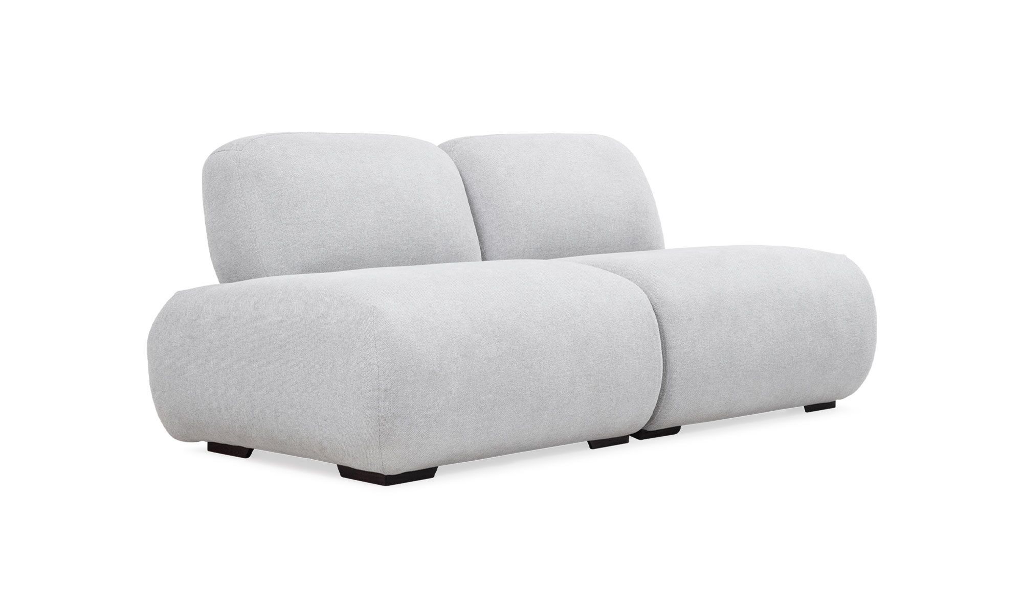 2.SOFA-EMMA-2P Sofá Modular Emma de la marca Aristas visto en perspectiva diagonal. Un diseño versátil y elegante de líneas curvas, con un acabado en tela suave de color neutro.