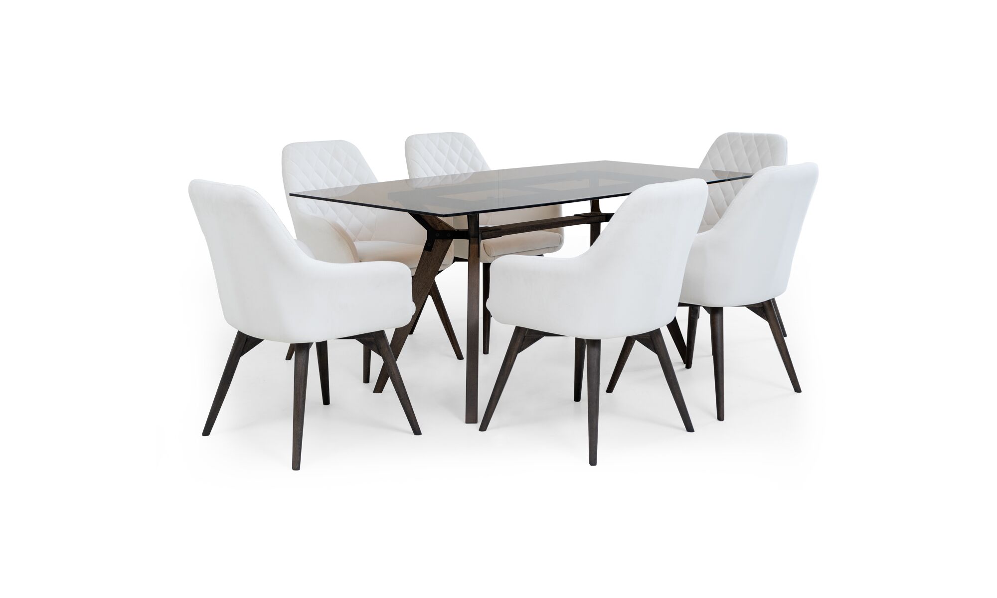 Comedor-atalanta-vidrio-barril-6-sillas-odense-34 Vista diagonal de la Mesa Comedor Atalanta Vidrio Barril + 6 Sillas Odense de la marca Aristas. La mesa presenta una superficie de vidrio, con patas delgadas y rectas. Las sillas, están tapizadas en un tono neutro, y tienen un respaldo curvo y un acabado en tela suave.