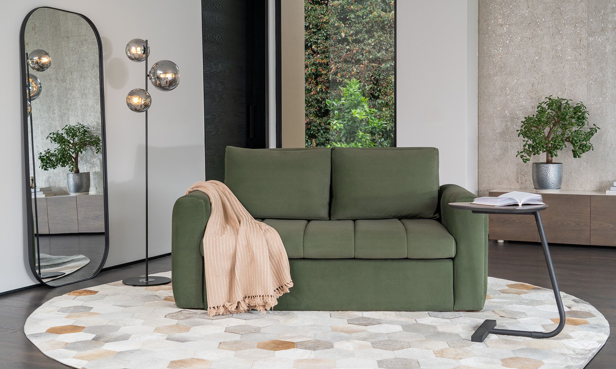 Sofa Cama Julieta (2) Sofá Cama Julieta de la marca Aristas, visto de frente. Un diseño funcional y moderno, con un tapizado en tela del color Dickens Verde Oliva.