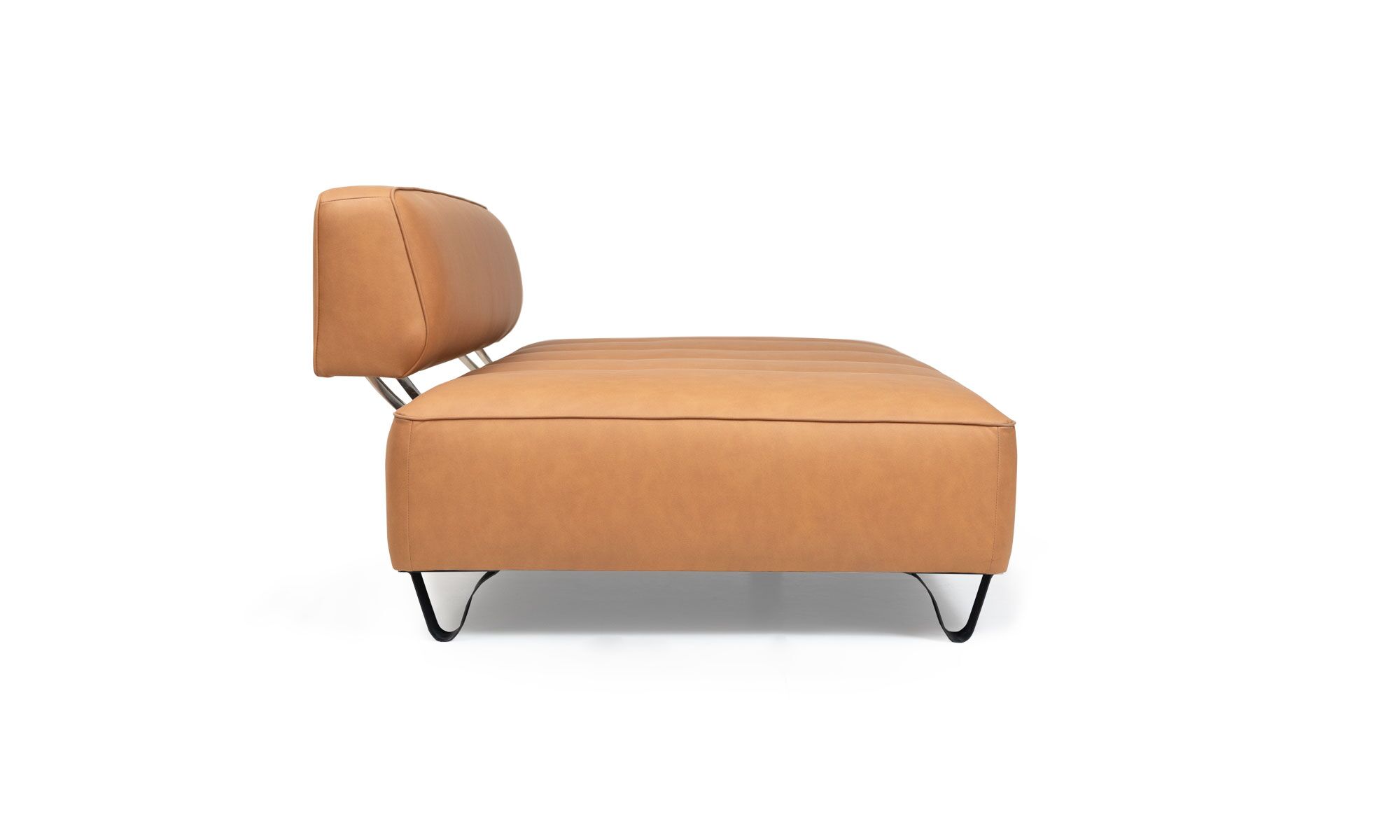 Sofa-boston-BRONCE-lado-abierto Sofá Cama Boston de la marca Aristas visto en perspectiva lateral. Un diseño moderno de líneas rectas y bien definidas, con un acabado en tela suave y patas metálicas que aportan elegancia y complementan su estilo contemporáneo.