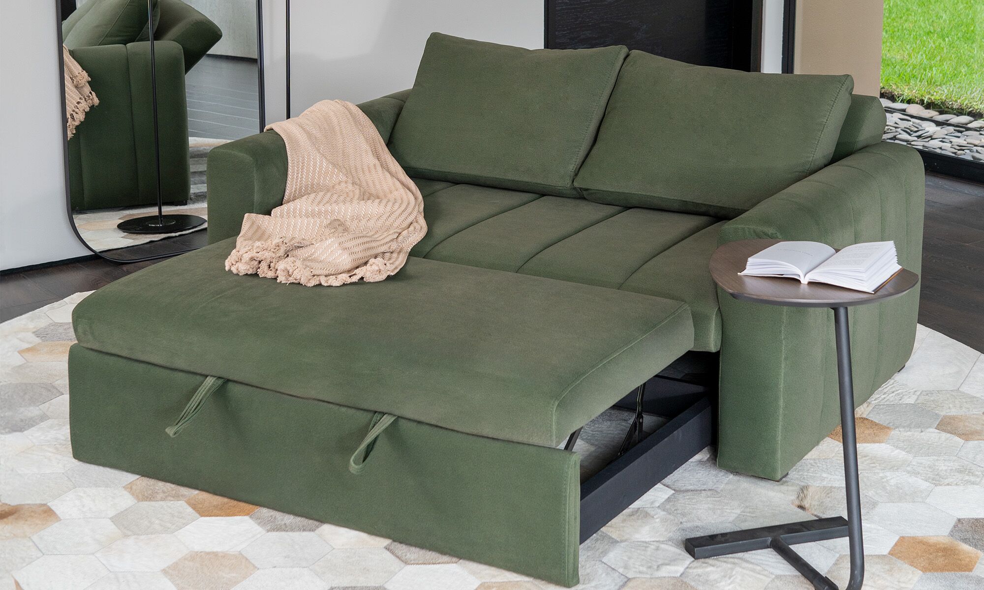 Sofa cama Julieta Sofá Cama Julieta de la marca Aristas, visto diagonal. Un diseño funcional y moderno, con un tapizado en color Dickens Verde Oliva, líneas rectas y cojines rectangulares acolchados.