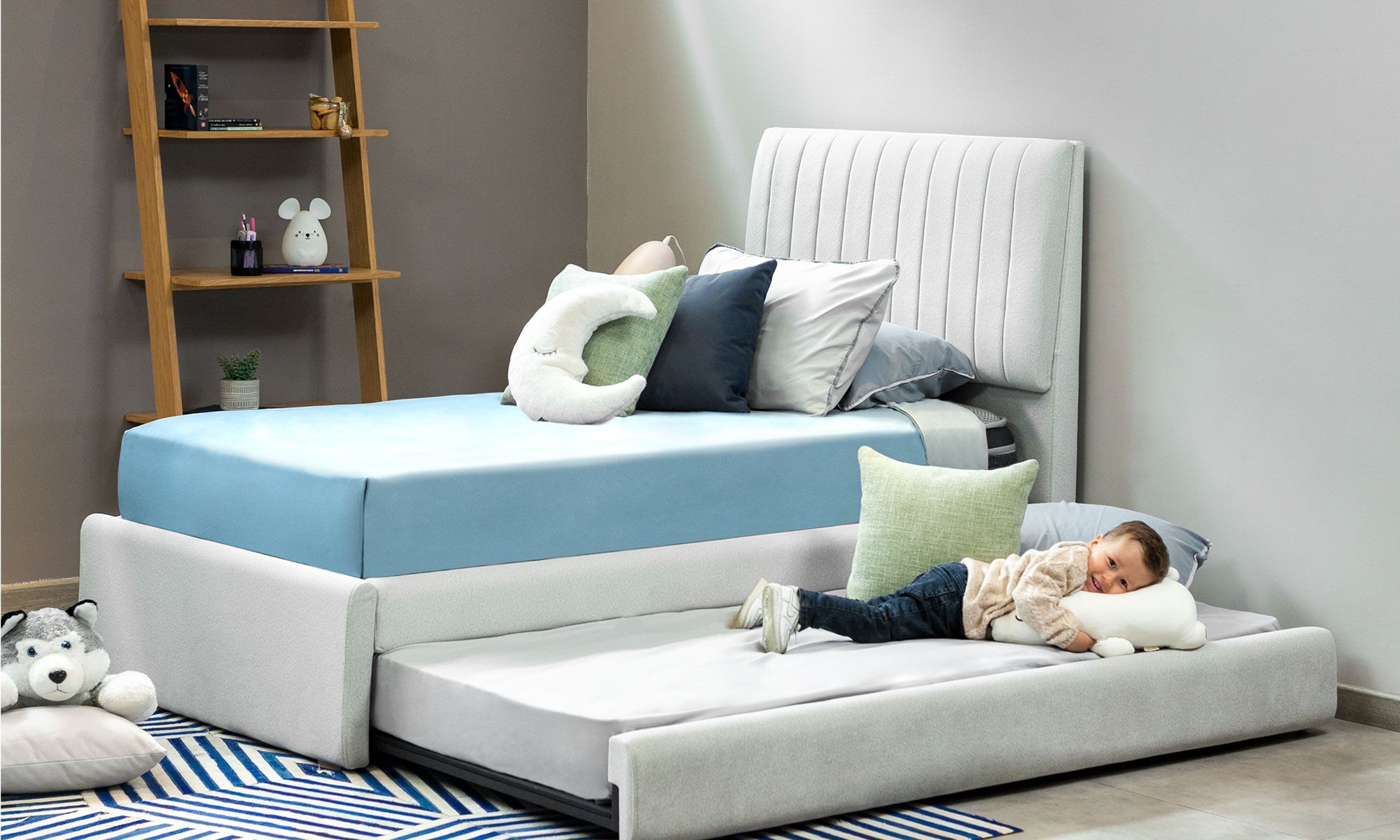 cama-venecia-con-jeronimo Cama Venecia Nido Sencilla 1.00 Mts de la marca Aristas vista en perspectiva diagonal. Un diseño elegante, que presenta un cabecero alto y una cama auxiliar deslizante integrada.