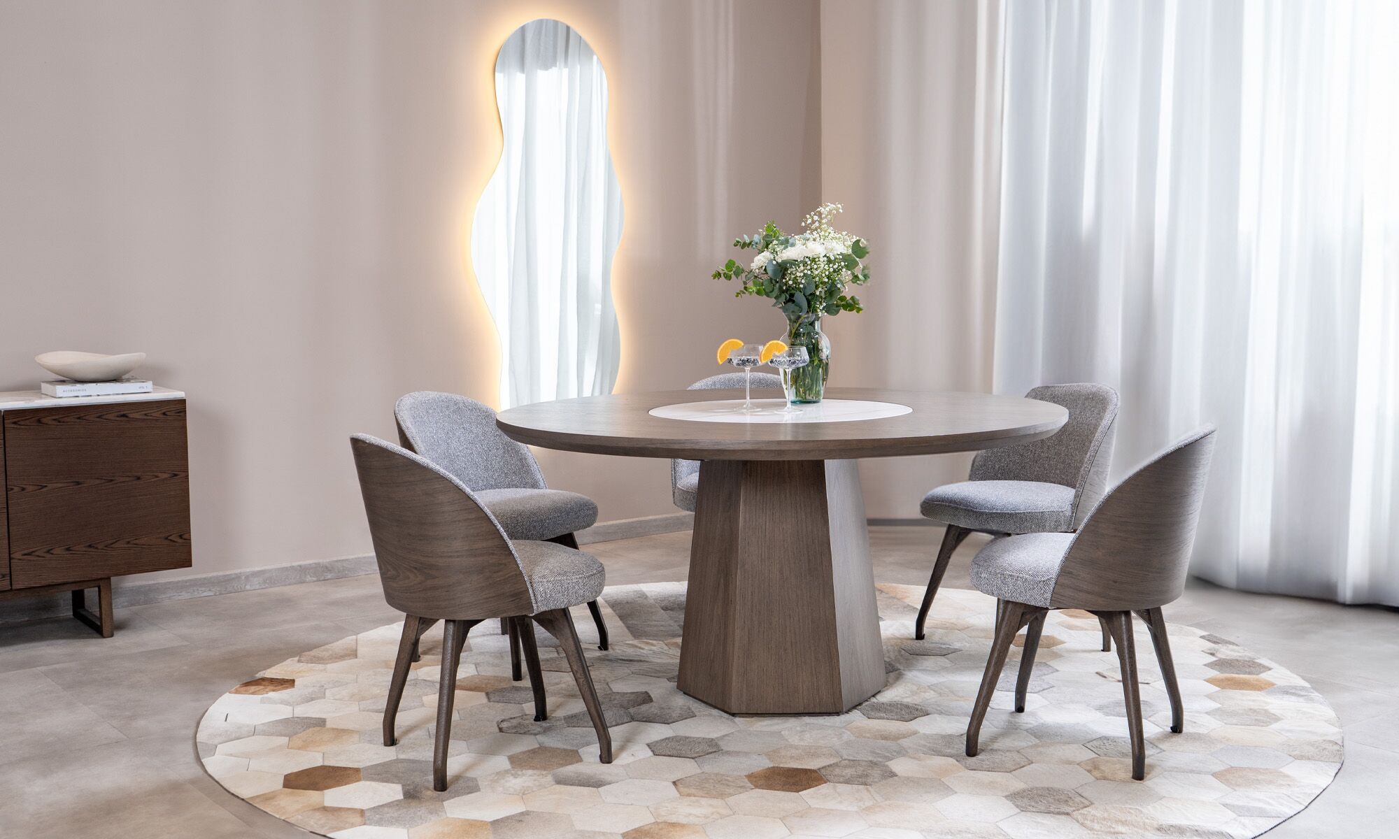 Comedor Milano con sillas Eros Silla Comedor Eros Tap de la marca Aristas vista en perspectiva diagonal. Presenta un diseño contemporáneo y elegante, con un asiento acolchado en el color de tela London Taupe, y patas delgadas y estilizadas en madera color Chocolate.