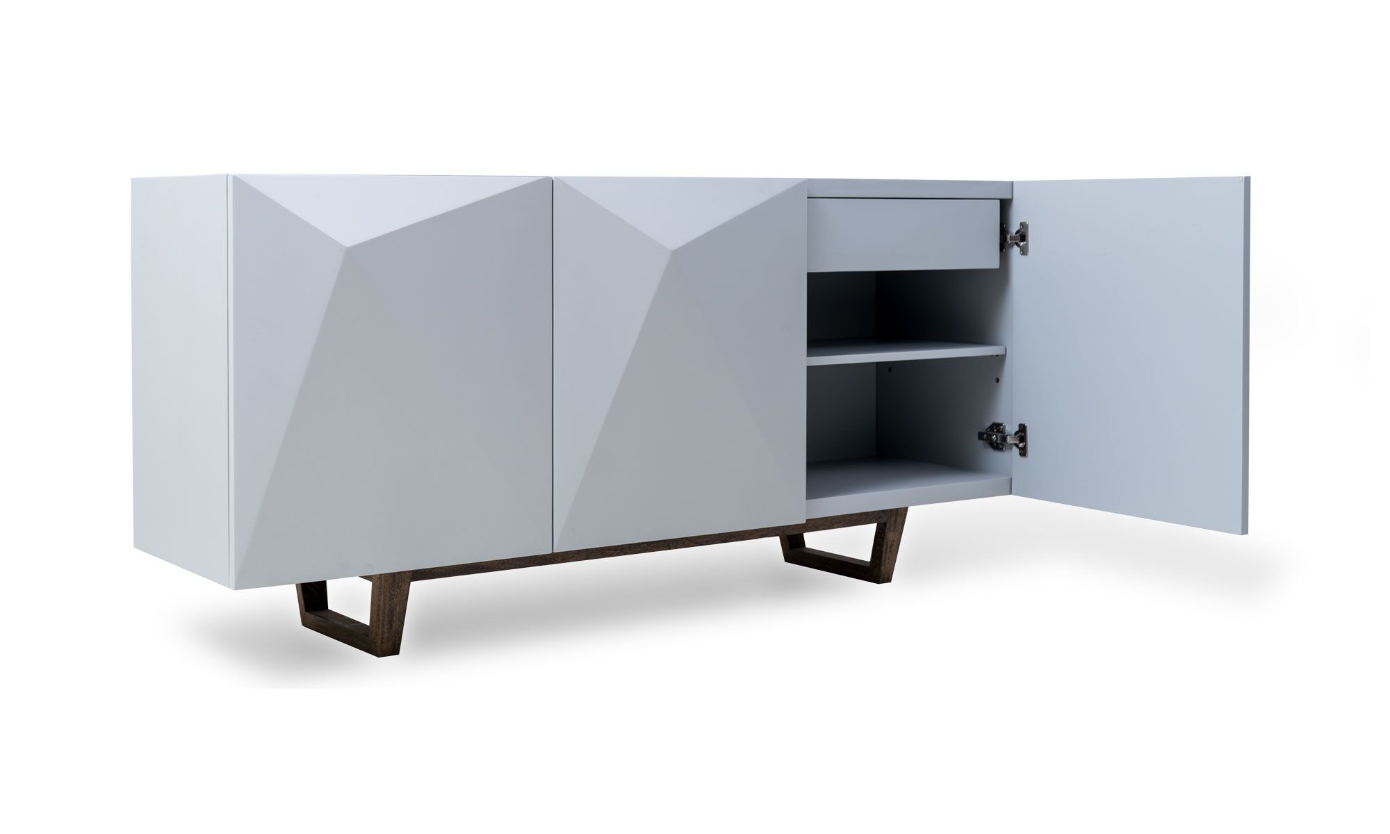 3,4-puerta-abierta Vista diagonal del Aparador Versalles Sólido de Aristas. Destaca por su diseño elegante en roble europeo. Cuenta con cajones amplios de color Blanco y una base discreta en madera color Olmo.