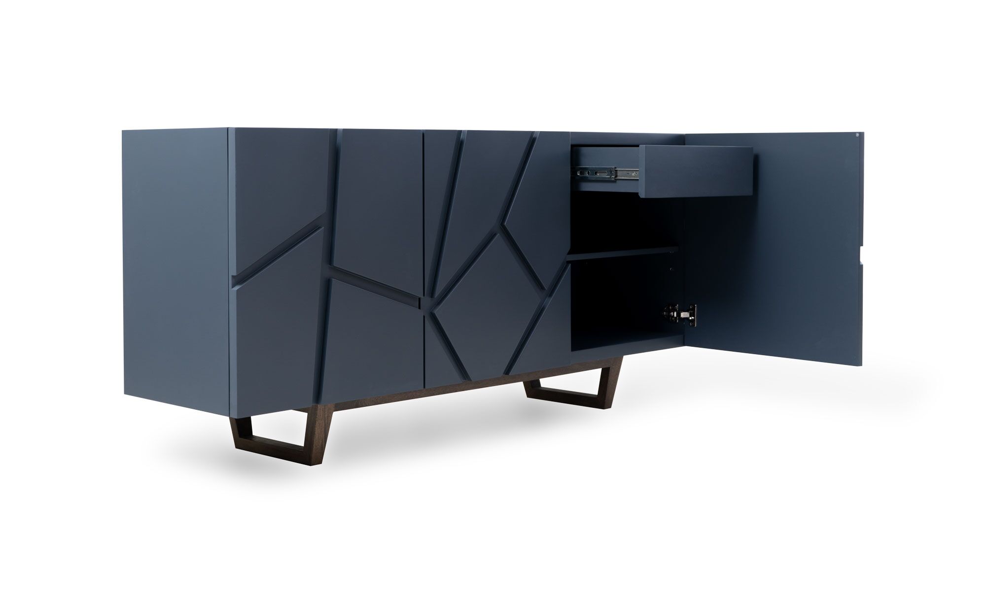 3,4-puerta-dere-abierta Aparador Osaka Sólido de la marca Aristas visto en diagonal. Un diseño moderno que presenta una estructura rectangular con líneas limpias y un acabado elegante. Cuenta con múltiples puertas de superficie lisa y un amplio espacio de almacenamiento.