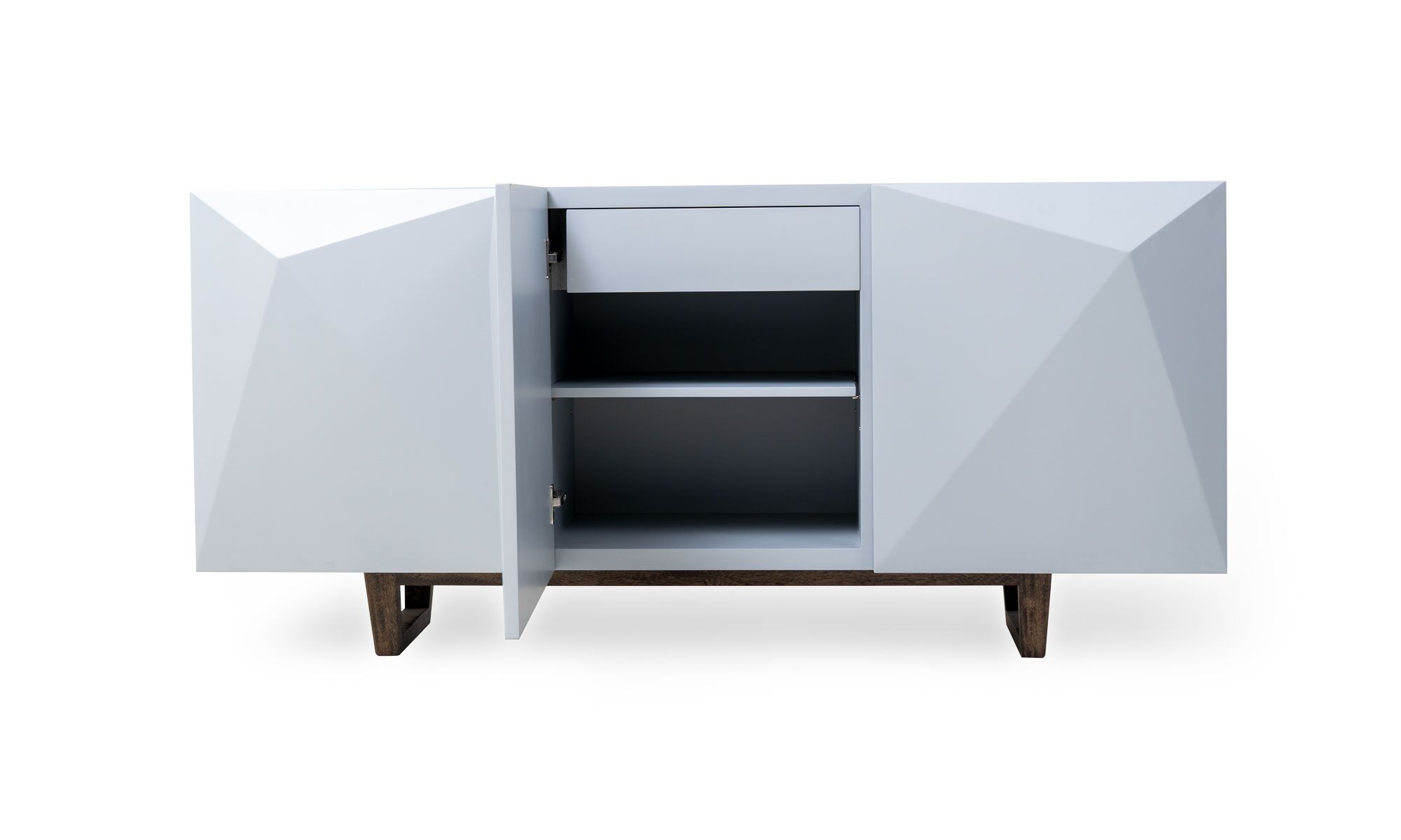 frente-peurta-central-abierta Vista frontal del Aparador Versalles Sólido de Aristas. Destaca por su diseño elegante y funcional en roble europeo. Cuenta con varias puertas y cajones amplios, sin tiradores visibles. Sus líneas rectas y base sólida proporcionan estabilidad y un toque contemporáneo.