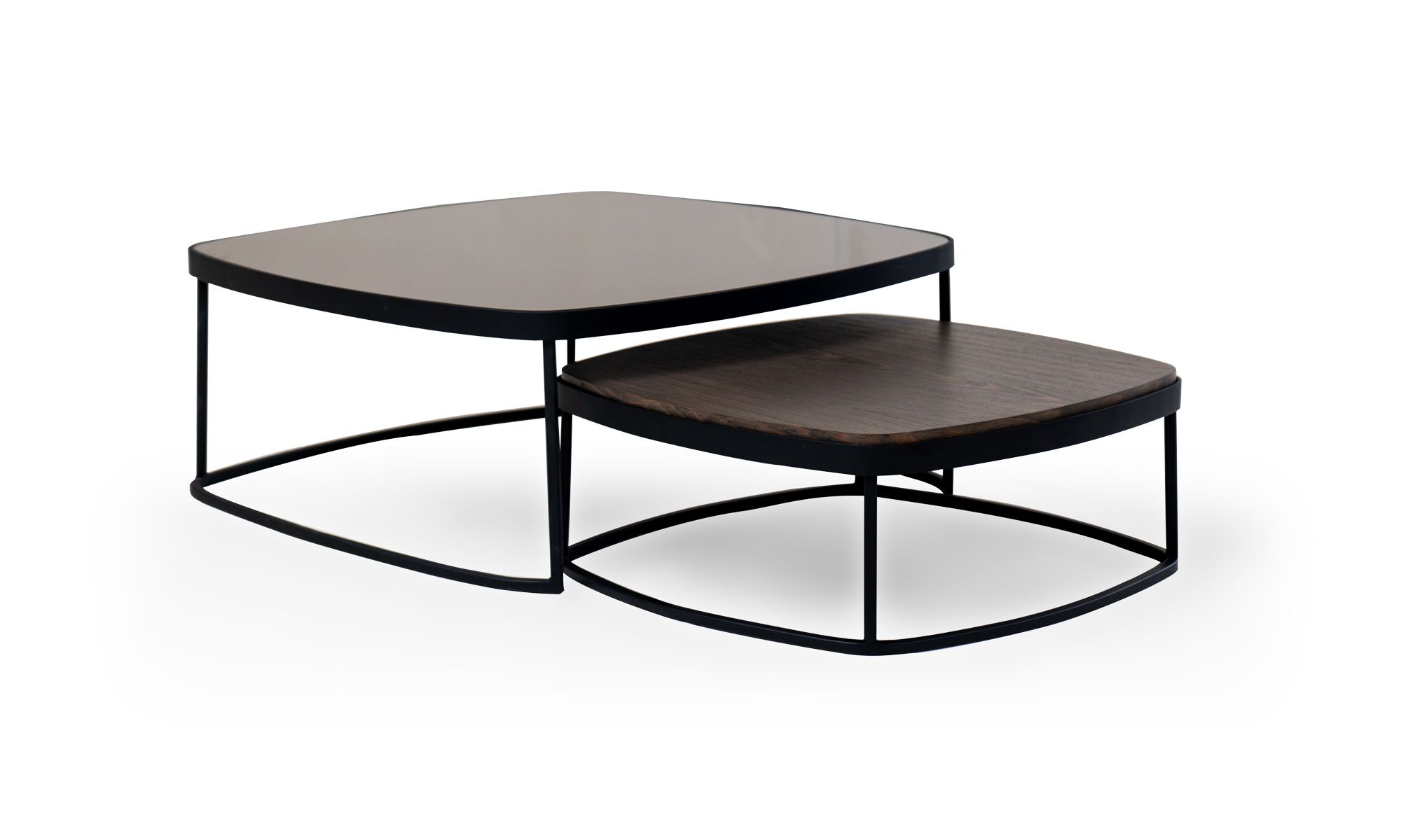 3,4 (3) Vista diagonal de las Mesas Centro Lisboa Vidrio Madera x2 de Aristas. Este conjunto combina un diseño moderno y versátil de diferentes supericies, sostenidas por patas metálicas delgadas.