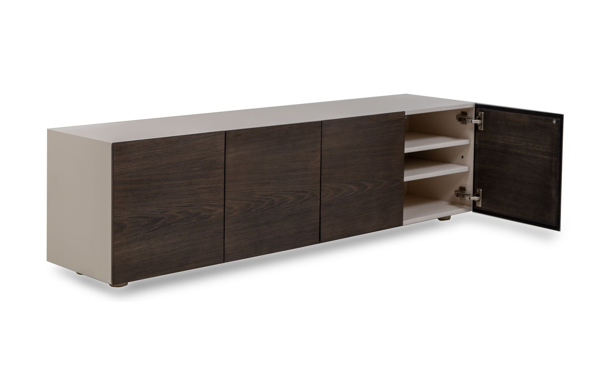 3,4-puerta-abierta PARSON Vista diagonal del aparador Parson con puertas en roble 160 de la marca Aristas. Presenta un diseƱo minimalista en roble europeo, con puertas amplias y patas sutiles y rectas.