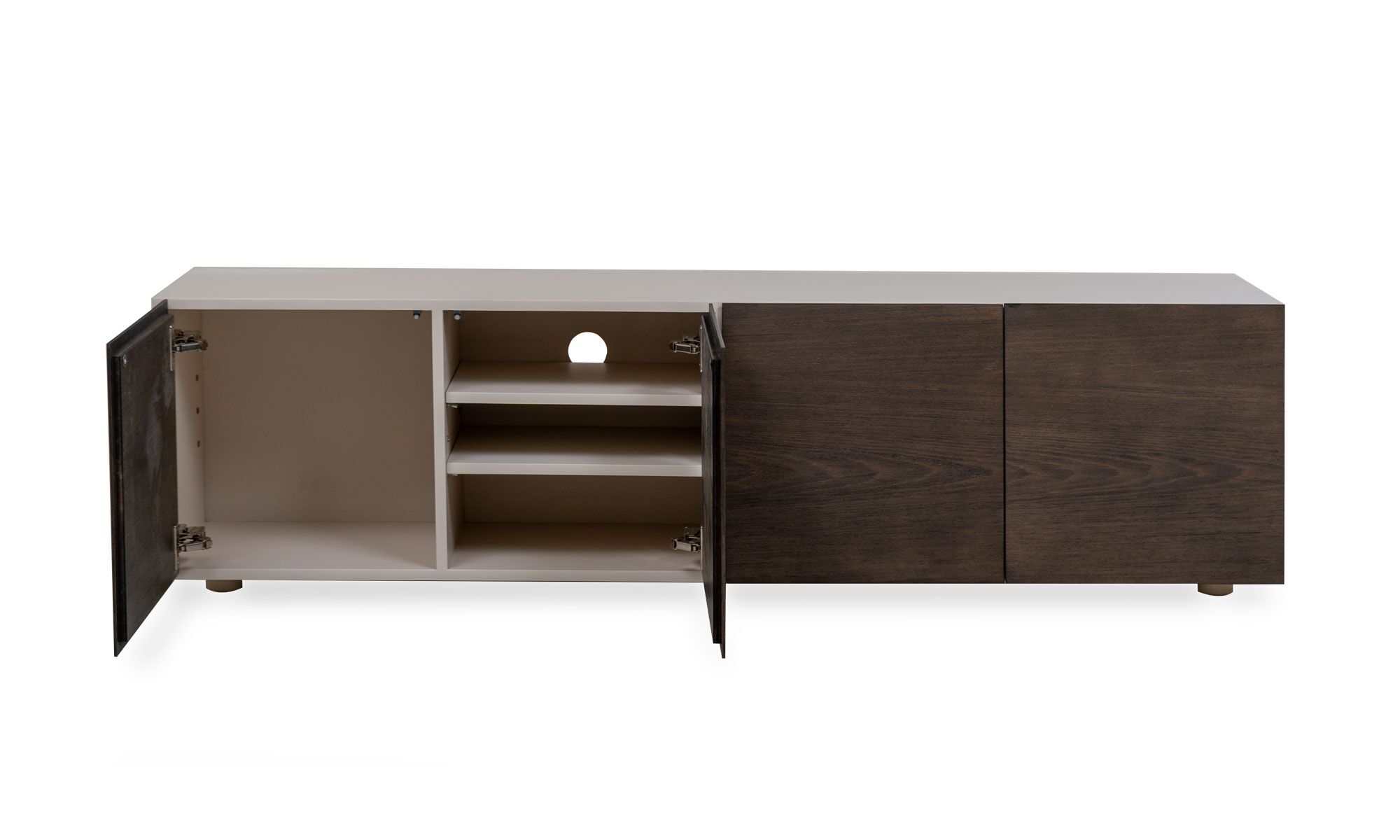 frente-dos-puertas-abiertas PARSON Vista frontal del aparador Parson con puertas en roble 160 de la marca Aristas. Presenta un diseƱo minimalista en roble europeo, con puertas en madera color Chocolate y patas sutiles que aportan ligereza y elegancia.