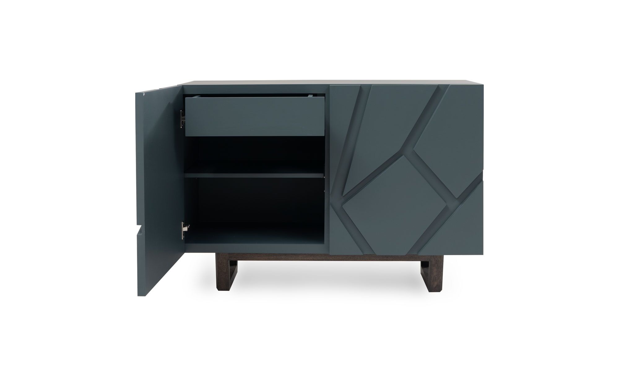 frente-puerta-y-cajon-abierto Aparador Osaka Sólido 110 de la marca Aristas visto en perspectiva frontal. Este diseño destaca por su estructura robusta y estilo moderno. Tiene dos puertas lisas y un cajón superior que ofrecen un almacenamiento amplio y funcional.