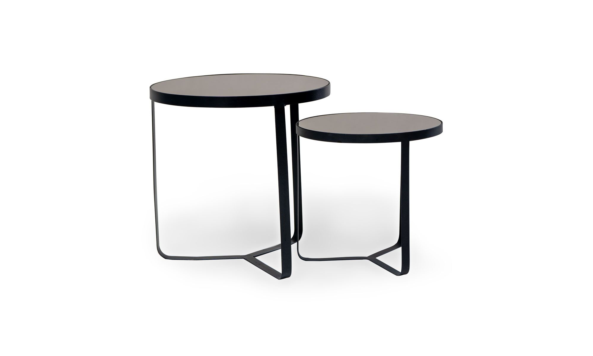 lado (2) Vista lateral del set de 2 Mesas Auxiliares Metálicas Luna X2 de la marca Aristas. Presentan una estructura ligera y circular, con un acabado en color humo y patas delgadas que complementan su diseño moderno y versátil.