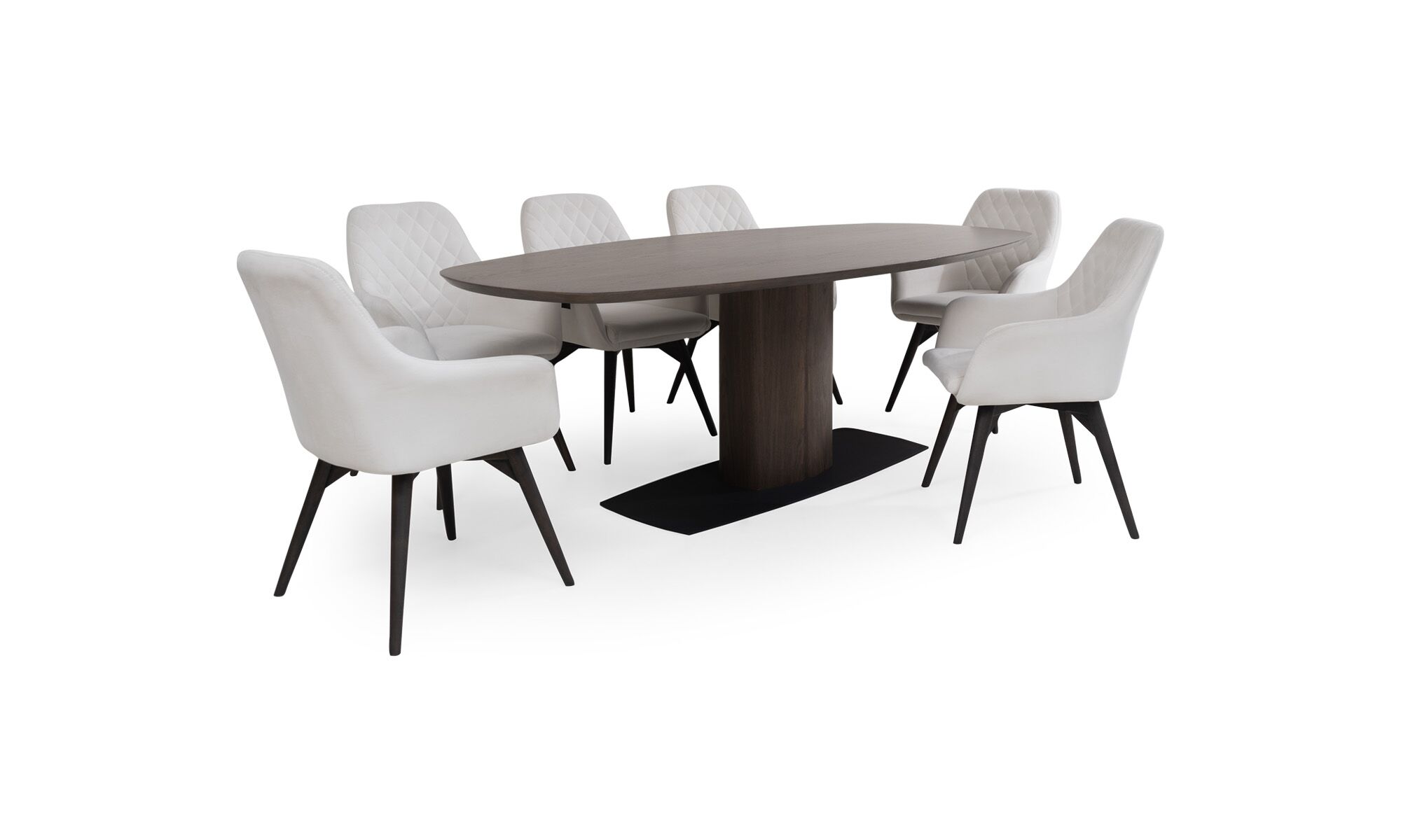 3,4 1 NIZA ODENSE Vista diagonal de la Mesa de Comedor Niza con 6 sillas Odense de la marca Aristas. La mesa presenta una superficie amplia y lisa, sostenida por una base robusta. Mientras que las sillas Odense, tienen líneas elegantes, patas estilizadas en madera y un tapizado en el color Tomasso Cuarzo.