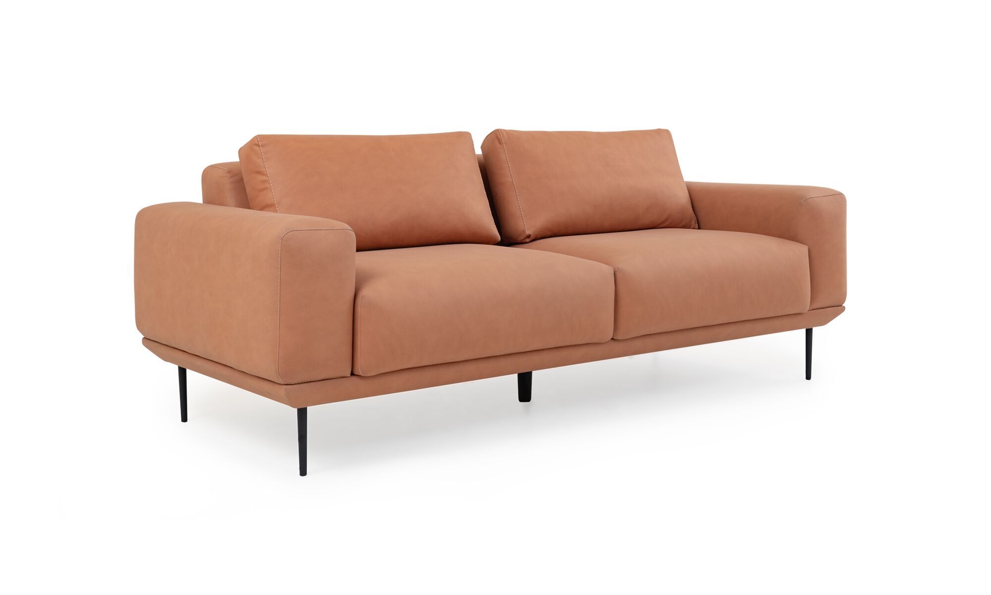 Plantilla-sofas3,4 pata lisboa nobuck Vista diagonal del Sofá Lisboa de la marca Aristas. Su diseño elegante y moderno presenta líneas rectas, asientos amplios y un tapizado suave en el color de tela Nobuck Coñac.