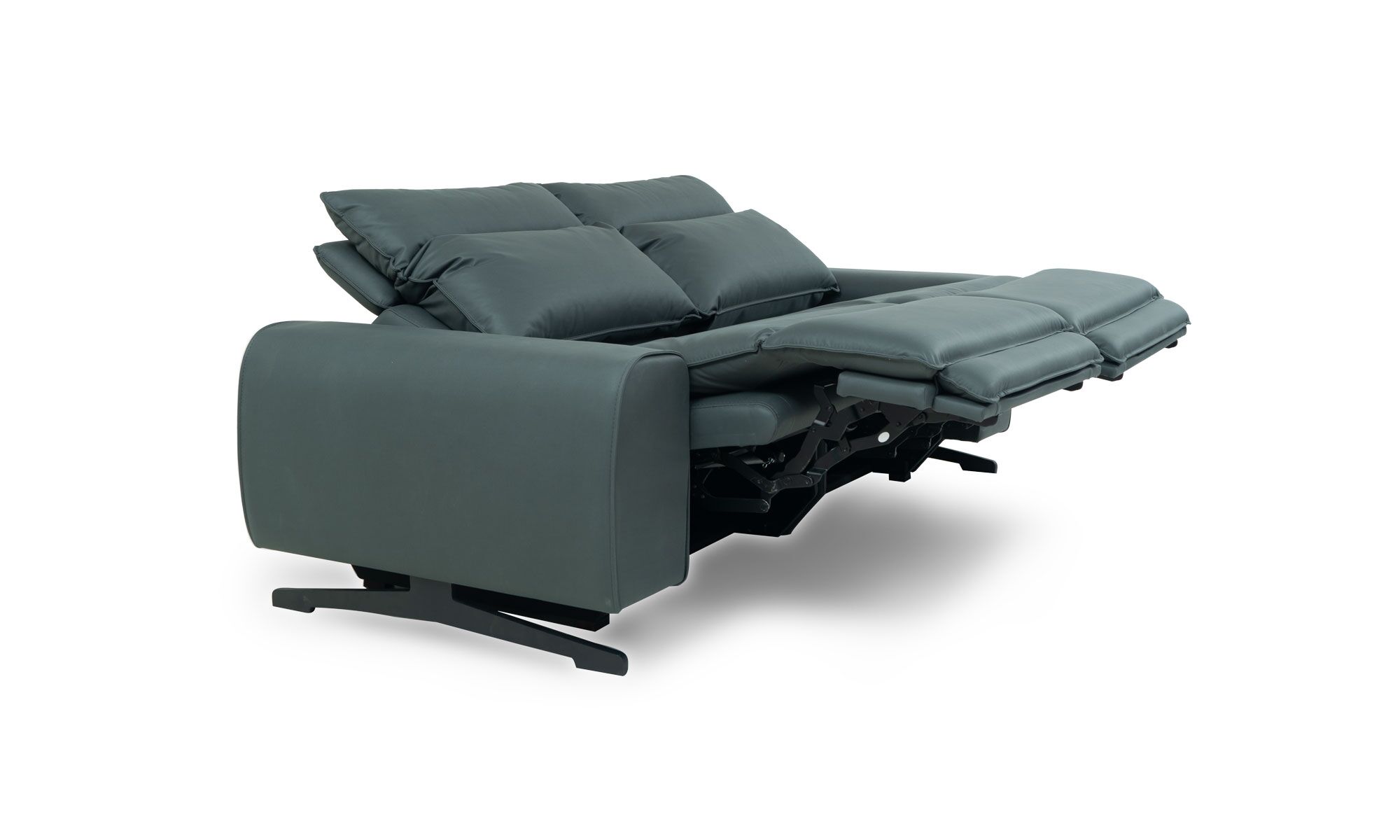 3,4-abierto VIENA Vista diagonal del Sofá Reclinable Viena de la marca Aristas. Un diseño elegante, con respaldos altos, asientos acolchados y un mecanismo completamente reclinable.